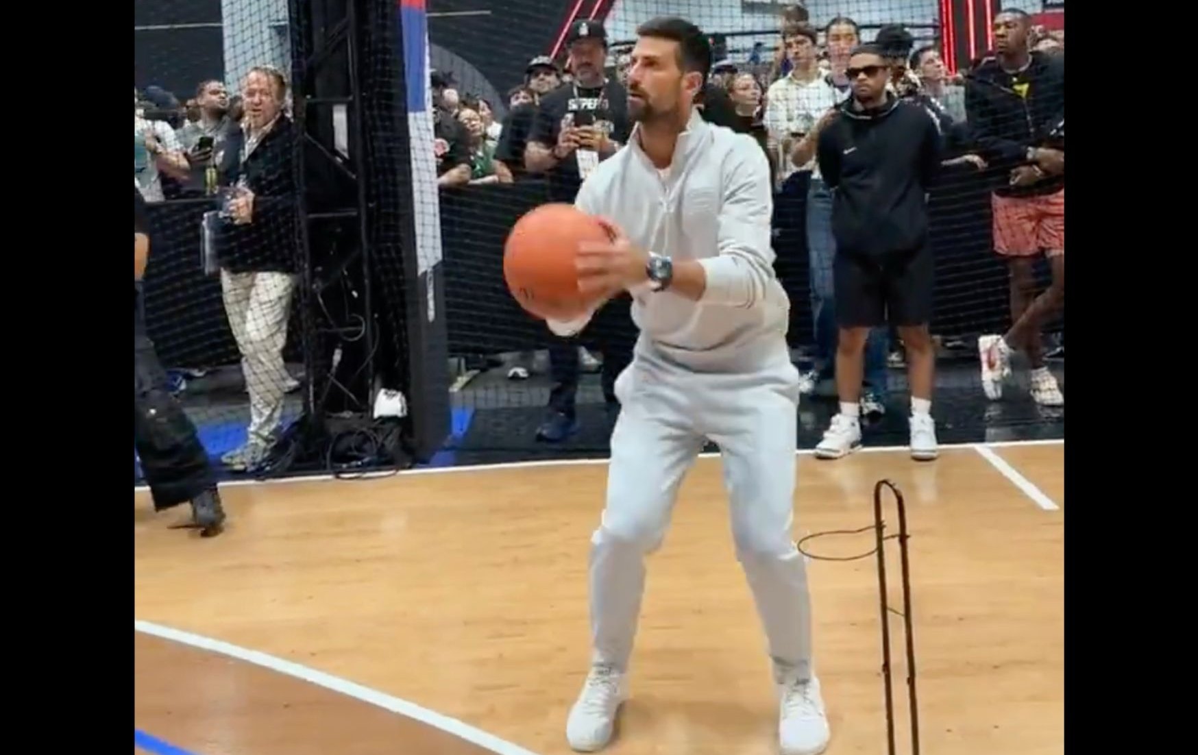 NBA》網球天王變身「神射手」！喬科維奇跨界挑戰三分球連進3張網