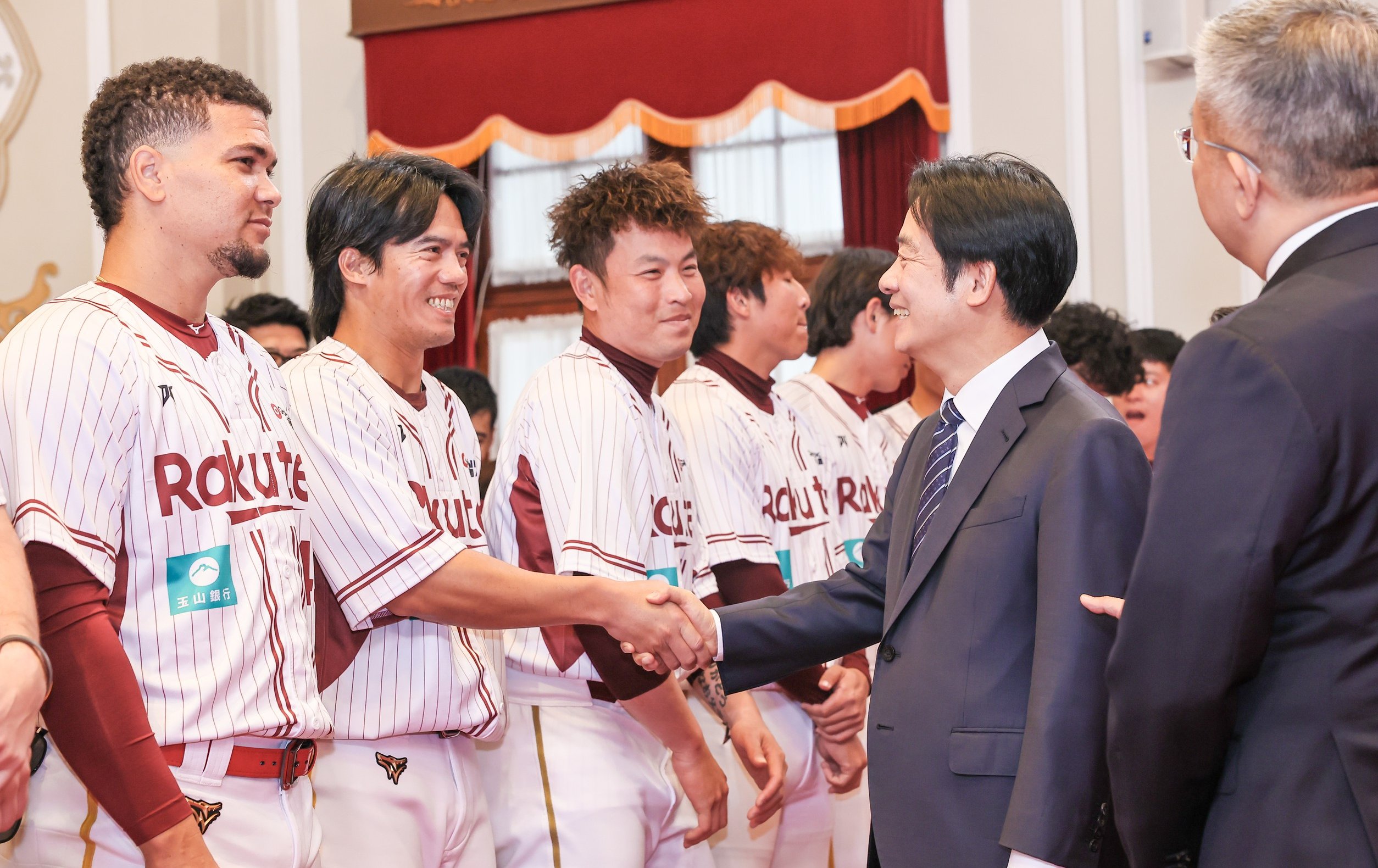 2025中職冠軍樂天桃猿挺進總統府！賴清德親迎「暴力猿」：展現強大戰鬥力