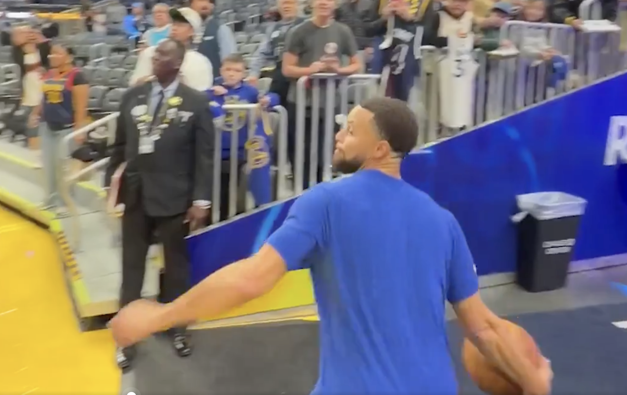 NBA》還沒開打就先轟動！柯瑞賽前通道超遠三分命中　影片瘋傳全網