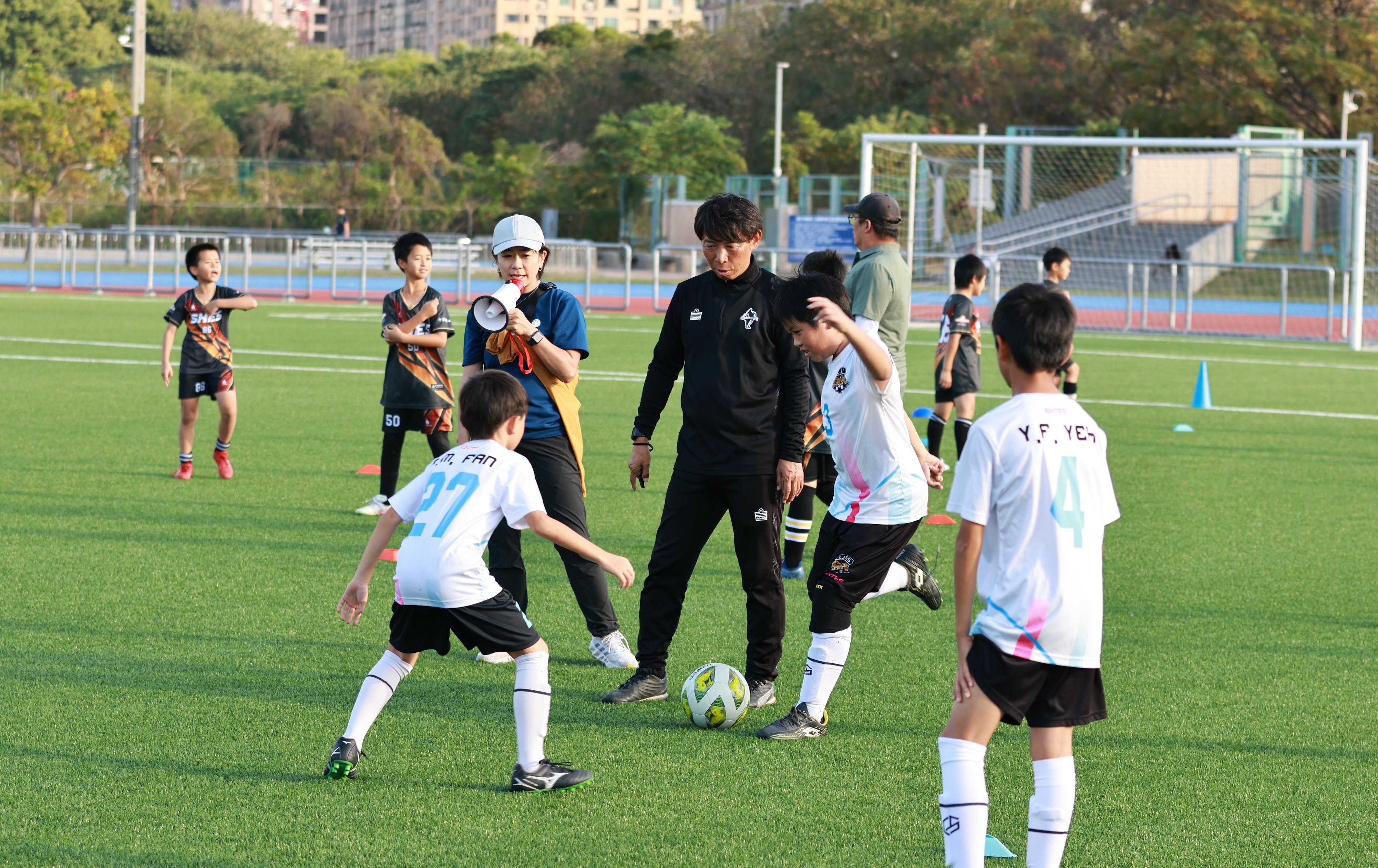 台日足球跨國交流 熊本Roasso球星教練現身新竹 500童熱血追夢