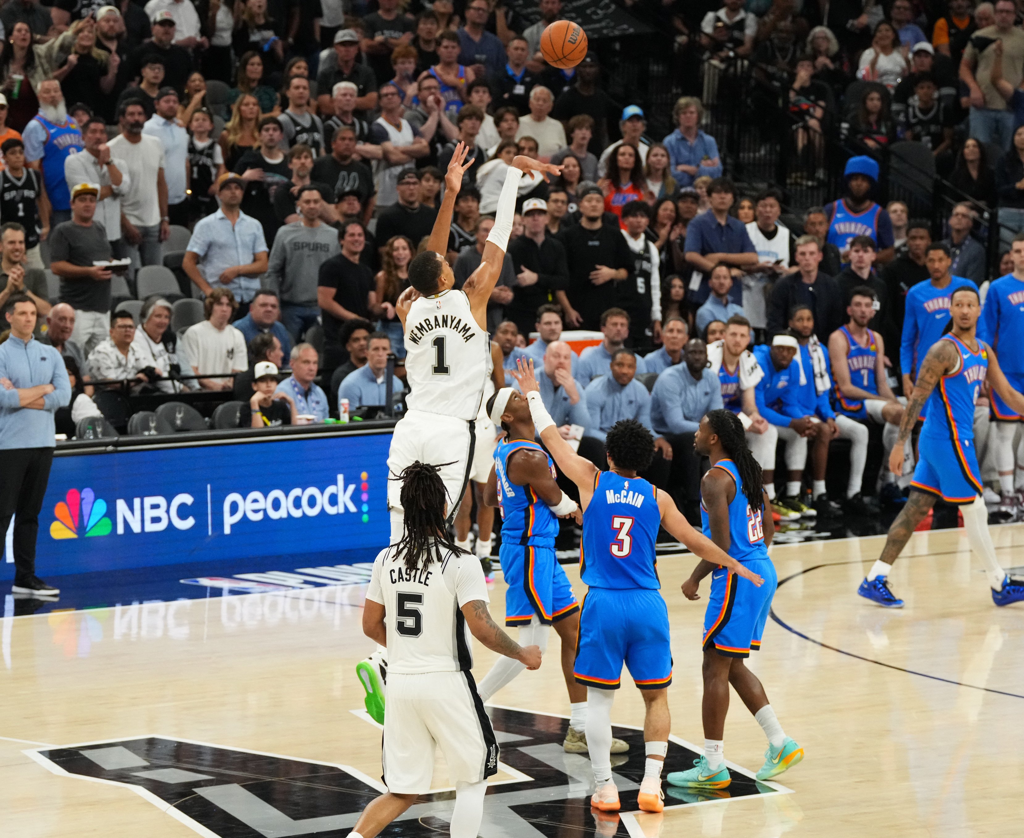 NBA》斑馬超遠壓哨神仙球驚豔全場 馬刺大勝衛冕軍扳平戰局