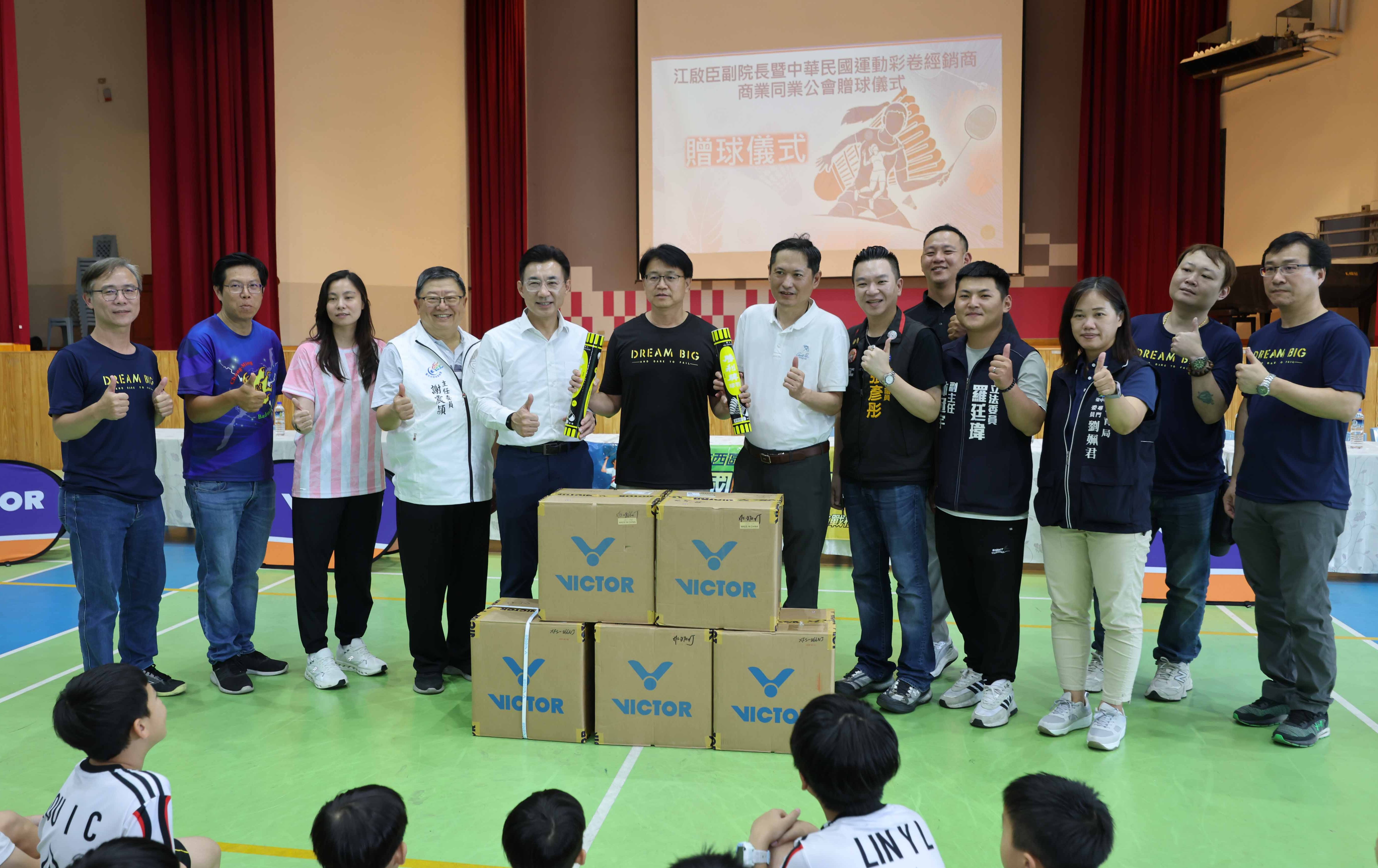 運彩公會理事長何昱奇慷慨助學 忠明國小羽球隊獲贈30萬球具與激勵金