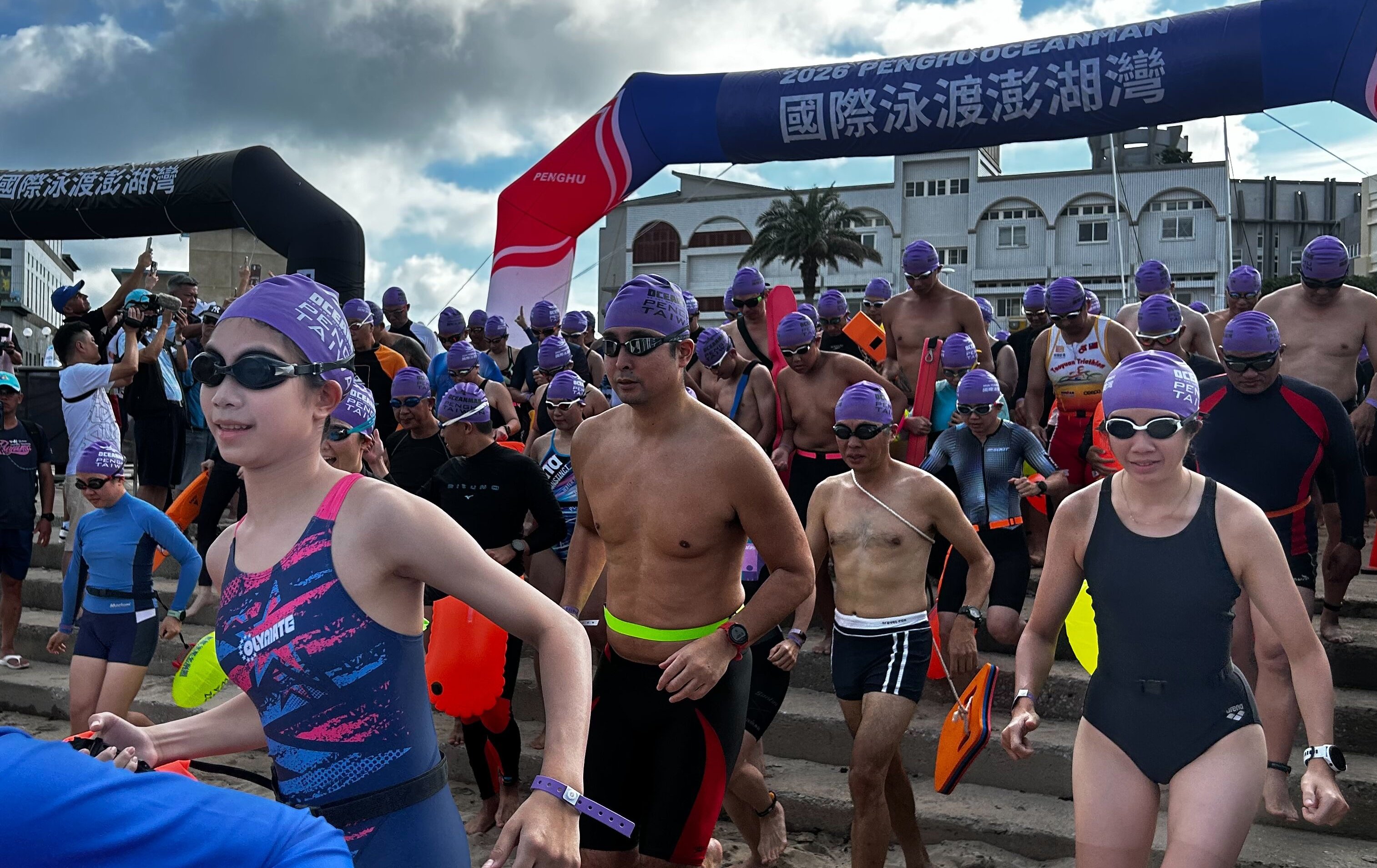 澎湖》國際泳渡澎湖灣觀音亭登場 1,098名選手挑戰全新10K賽事