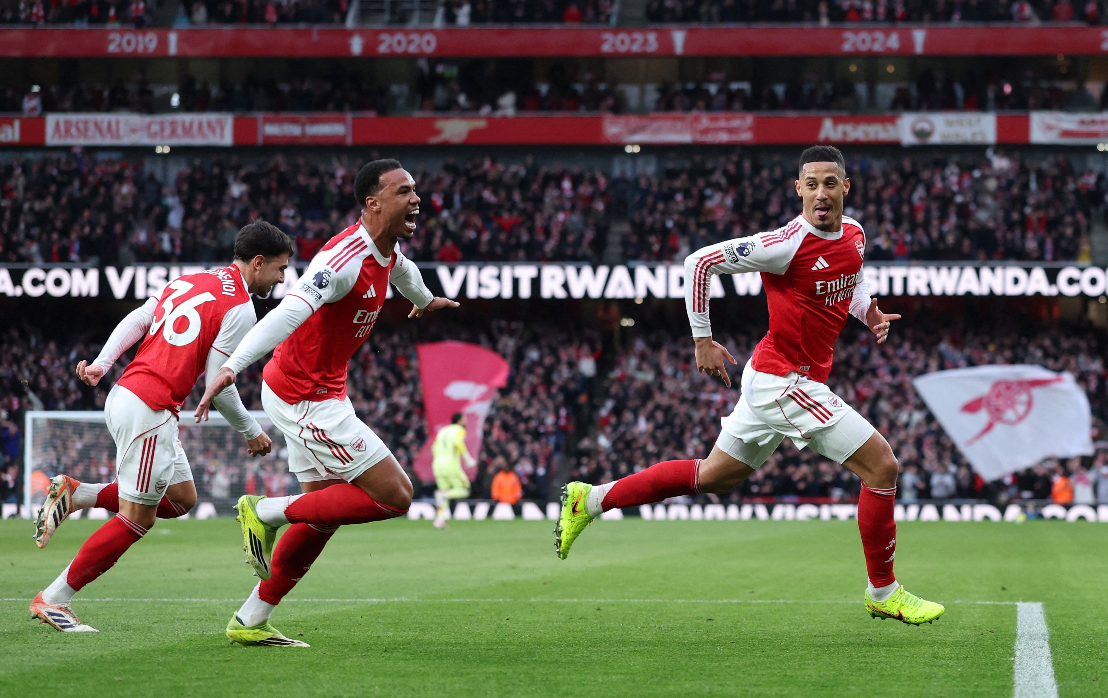 歐足》槍手力退藍軍穩坐英超龍頭 曼聯驚奇大逆轉重返前三