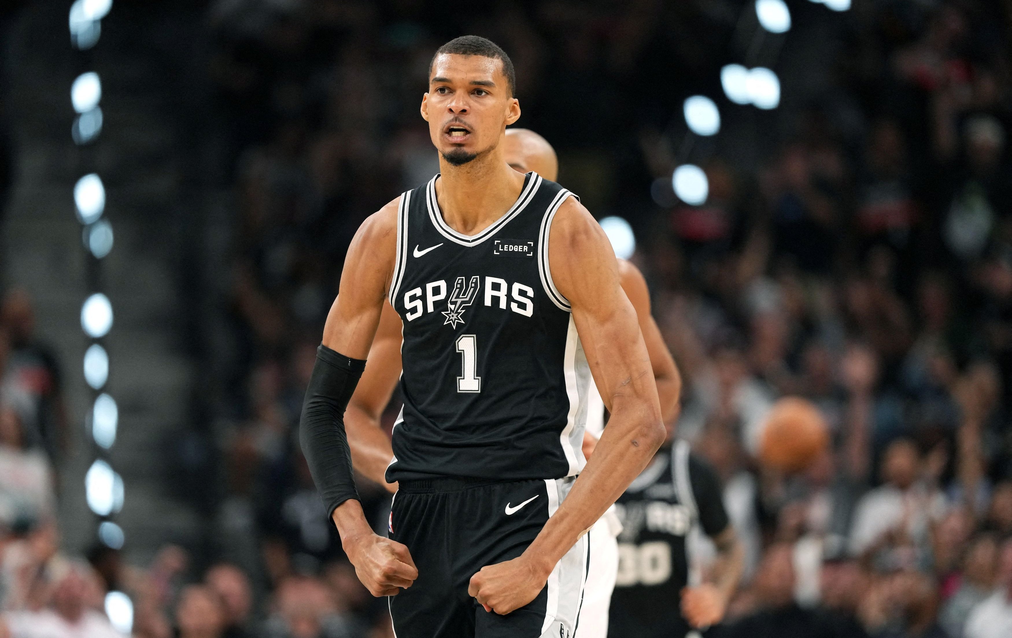 NBA》溫班亞瑪狂飆22分斬斷雷霆衛冕夢！馬刺血戰7場驚險封王 睽違12年再闖總冠軍賽復刻經典對決