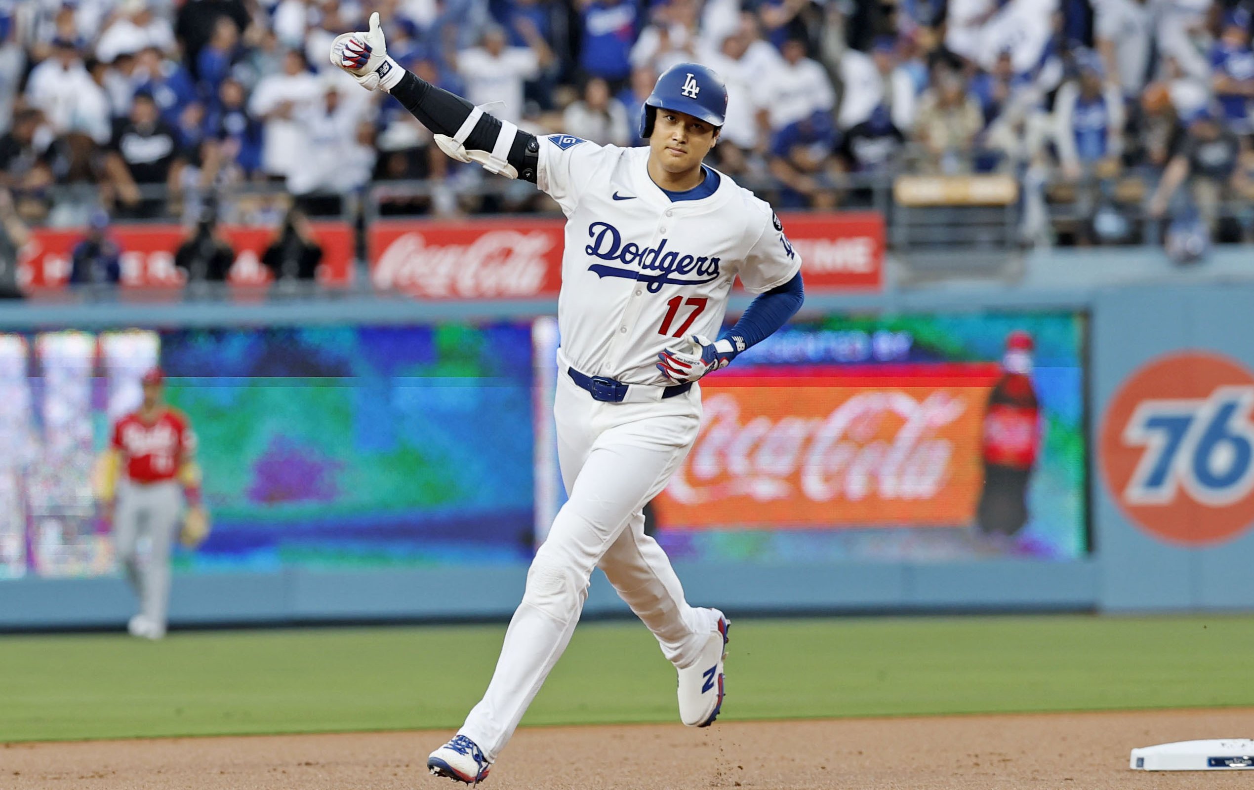 MLB季後賽》大谷翔平、生涯首度季後賽雙響砲  道奇10比5擊退紅人聽牌