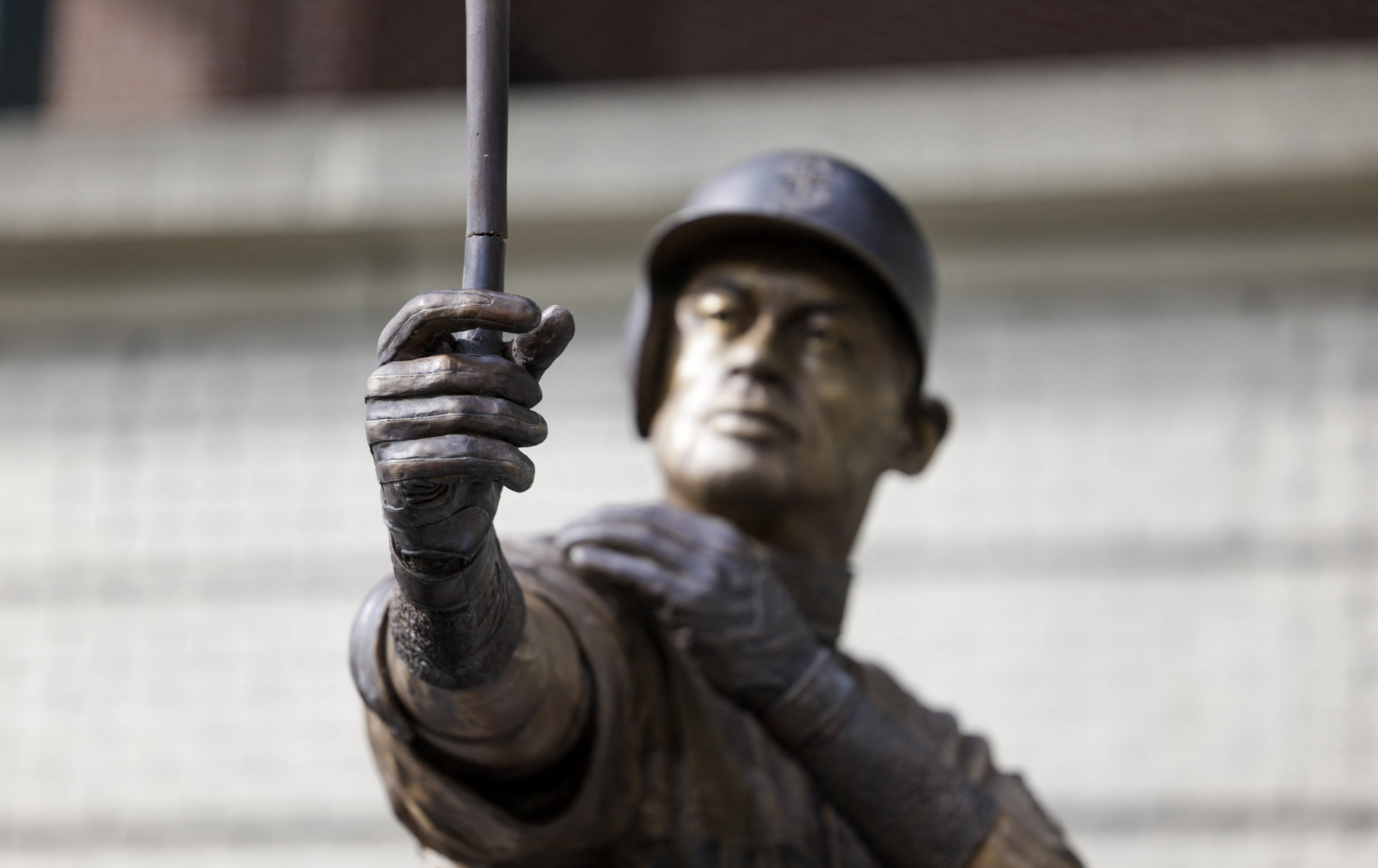 MLB》尷尬了！鈴木一朗雕像揭幕出包 經典「球棒」竟當眾斷裂