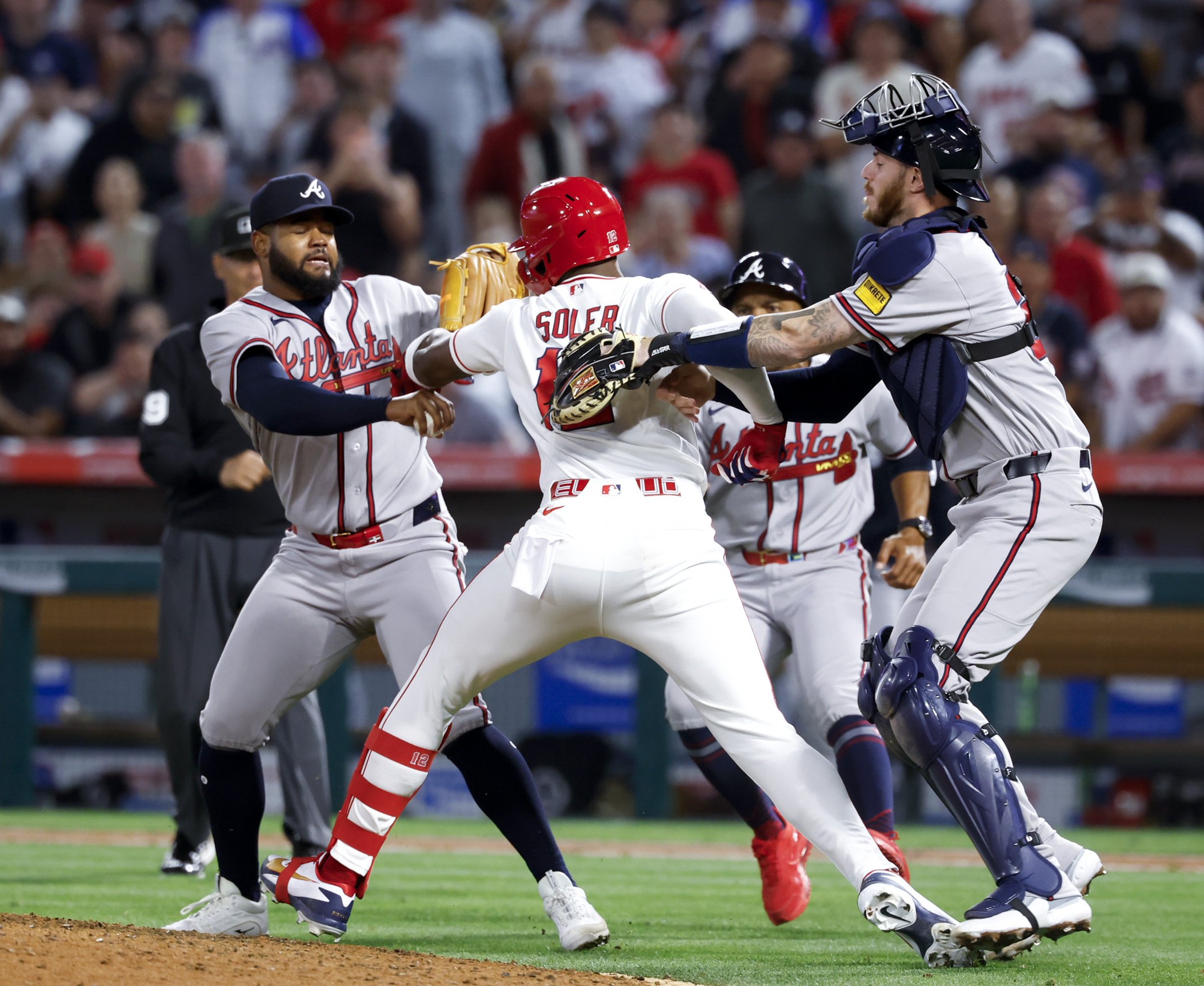 MLB》大聯盟開季首宗「全武行」！索萊爾與羅培茲揮拳互毆 兩隊清空板凳