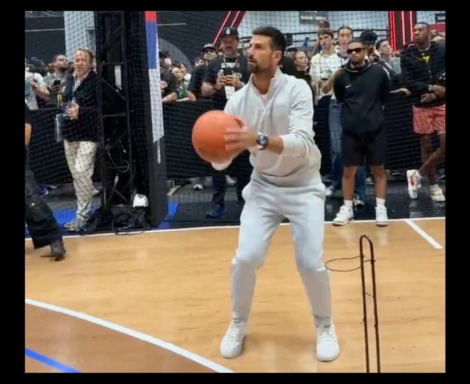 NBA》網球天王變身「神射手」！喬科維奇跨界挑戰三分球連進3張網