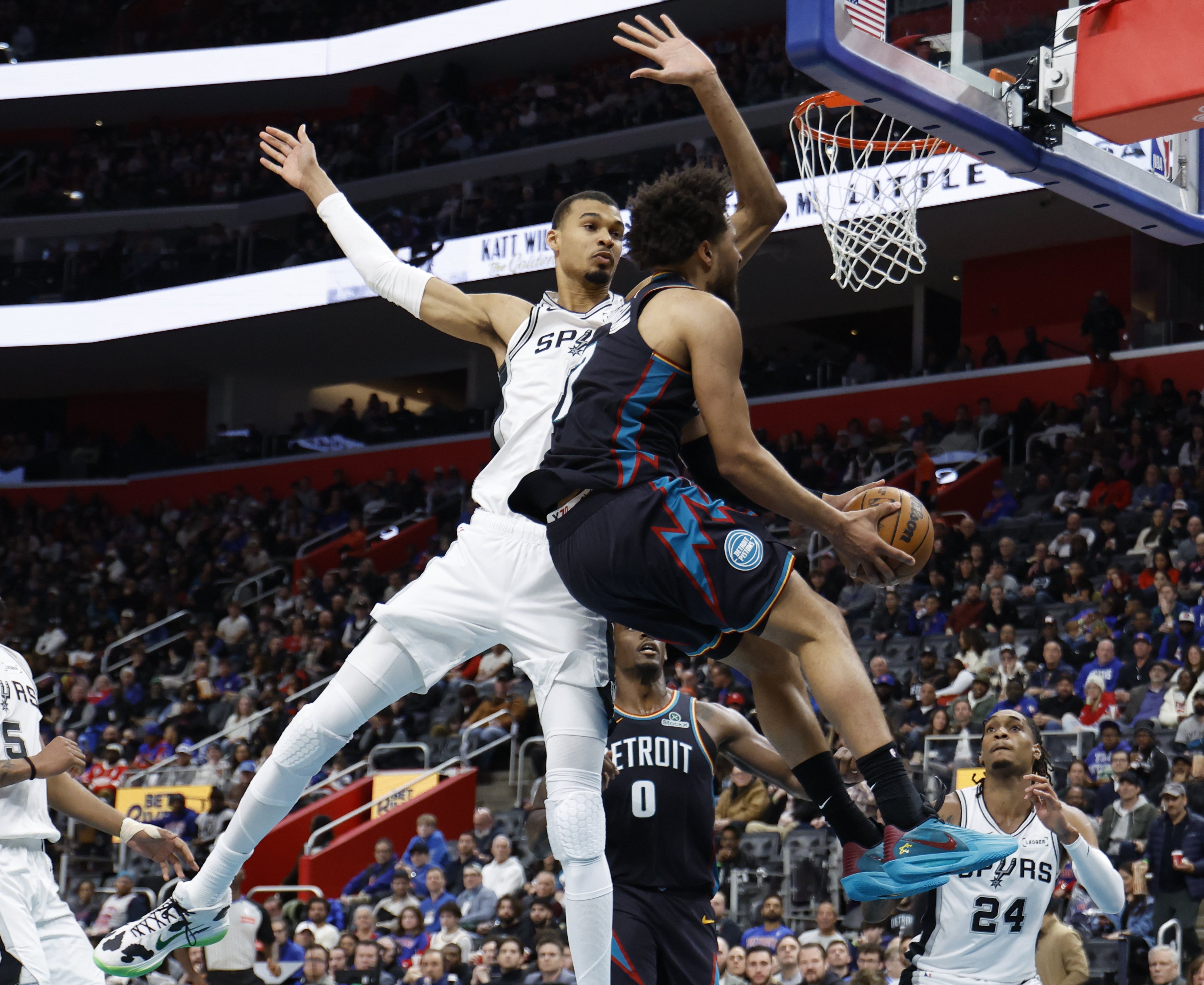 NBA》【外星人降臨】教科書進攻也失效！文班亞馬展現「1%」的防守奇蹟