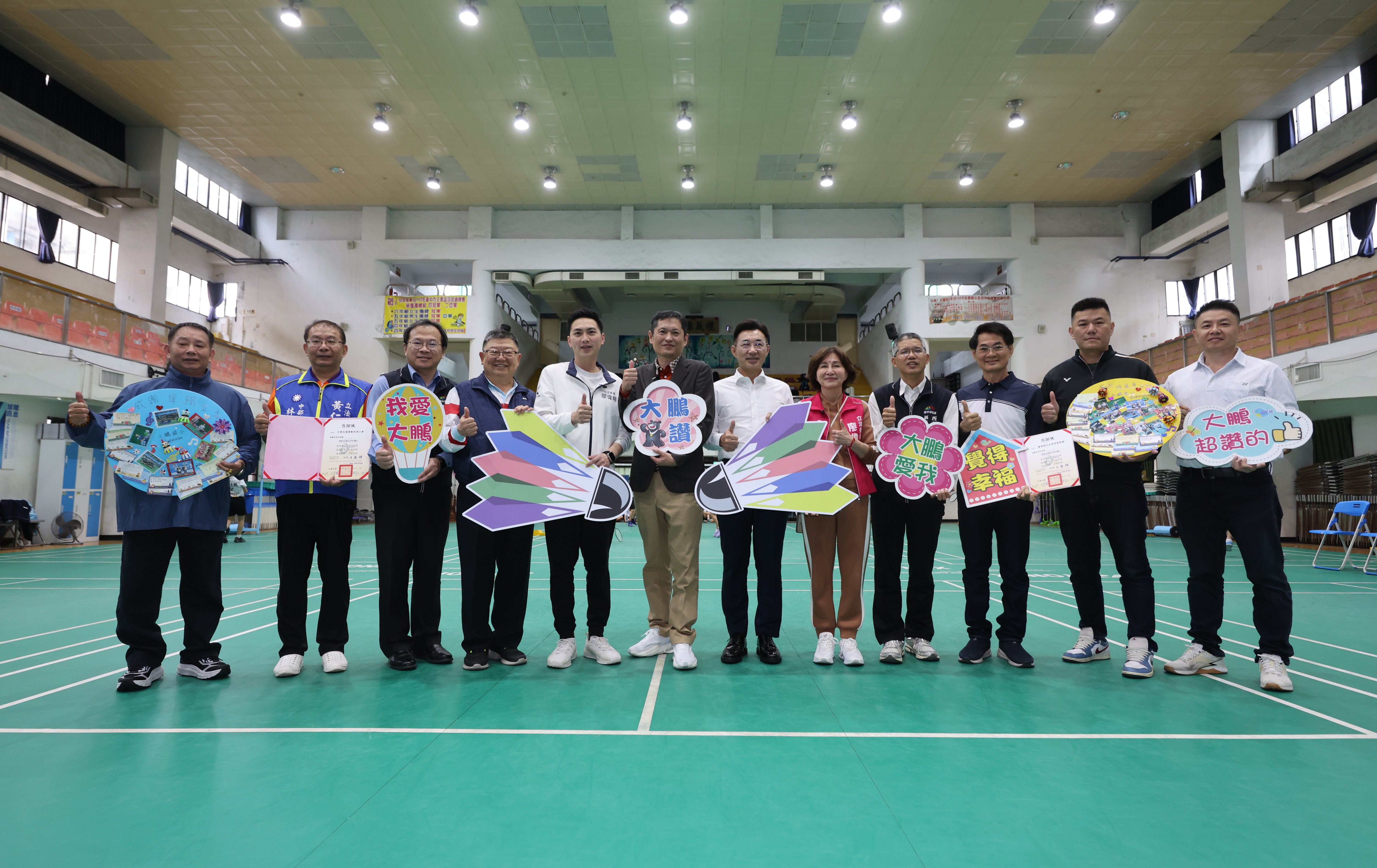 大鵬國小羽球隊勇闖全國賽　何昱奇、廖偉翔捐 3600 顆羽球相挺　江啟臣：支持選手不能等他得牌才開始