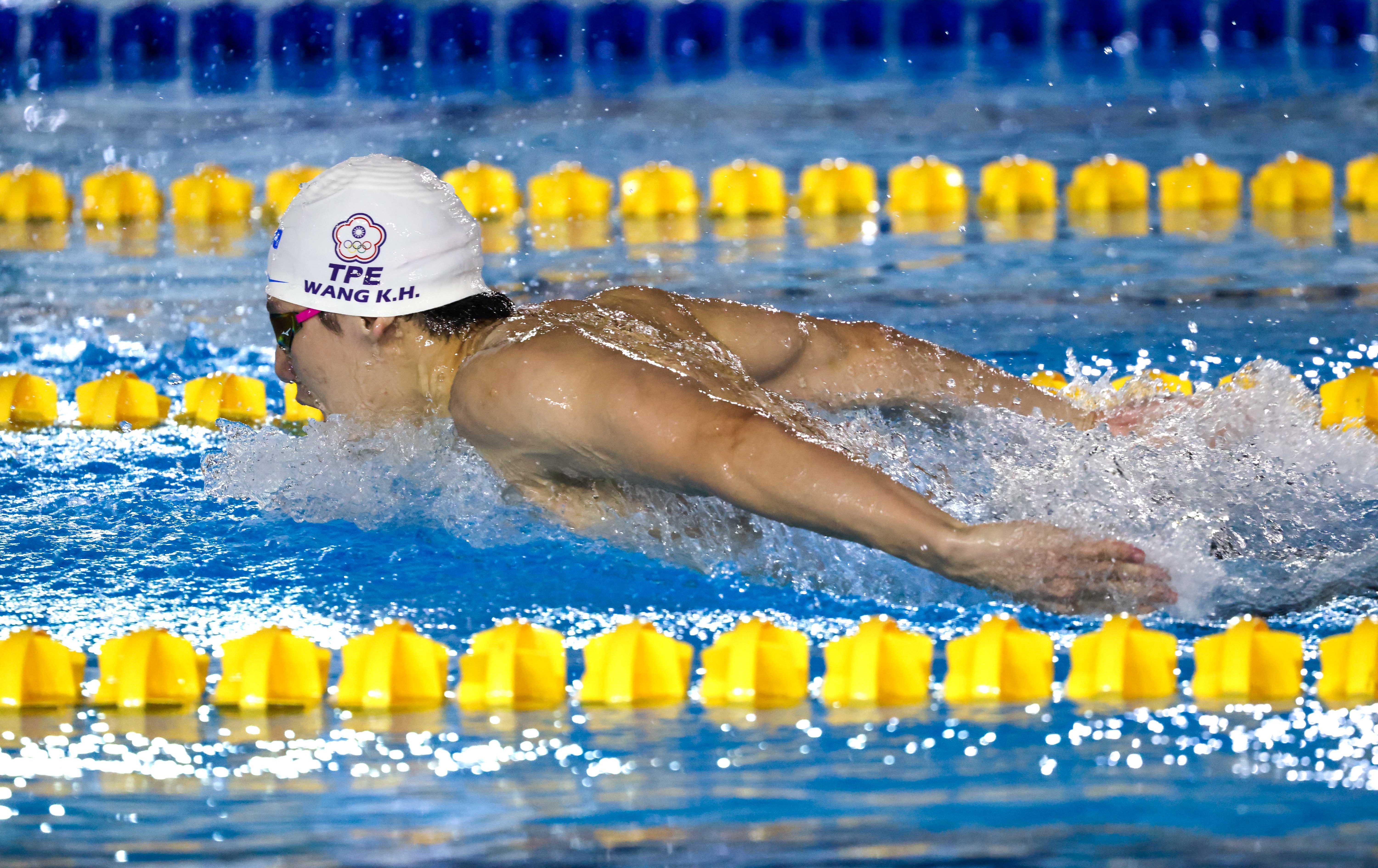 王冠閎200公尺蝶式奪金五連霸　再率隊破紀錄登頂