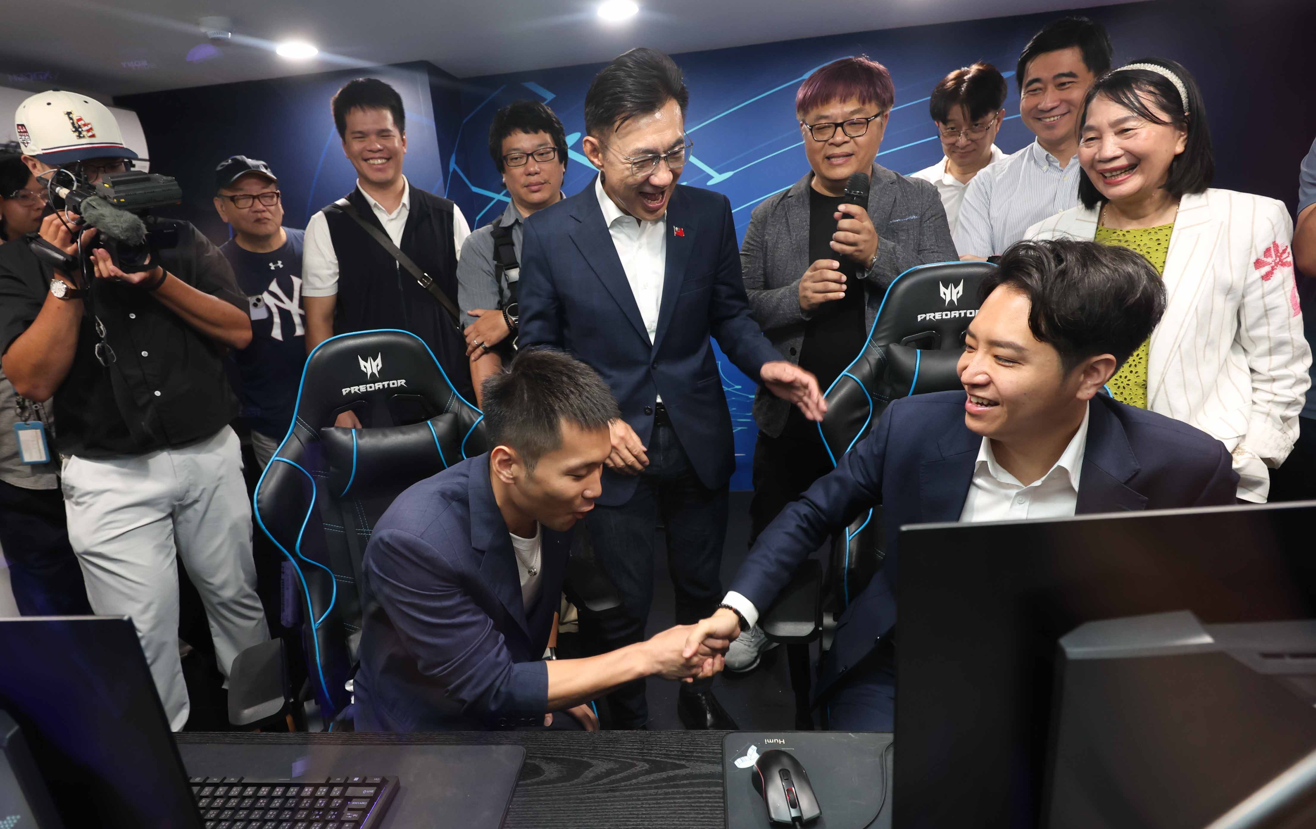 預算保衛戰！電競單挑3分鐘KO羅廷瑋 李洋展金牌手速江啟臣笑翻