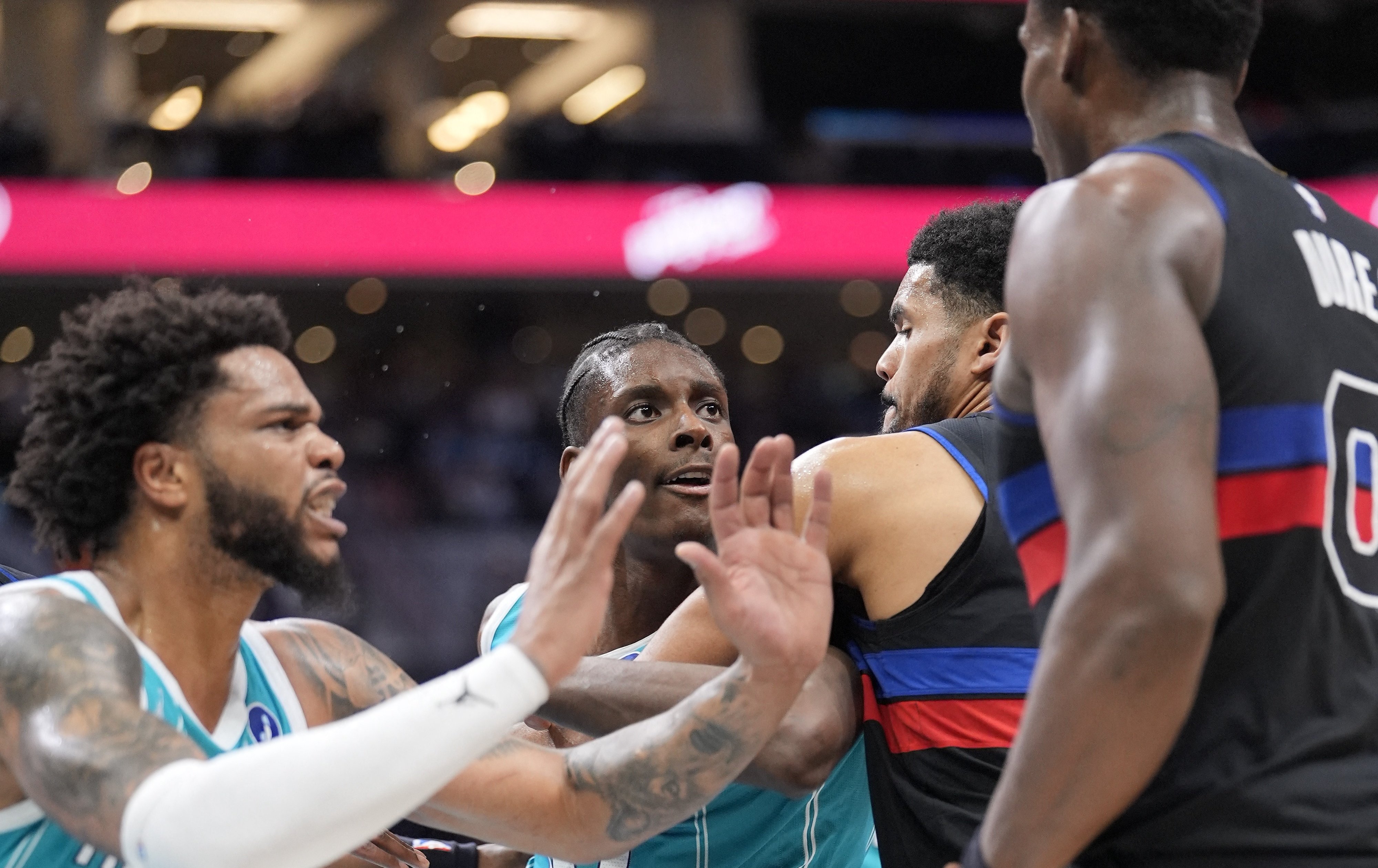 NBA》活塞黃蜂爆發大規模衝突！清空板凳「大亂鬥」導致四人遭驅逐出場