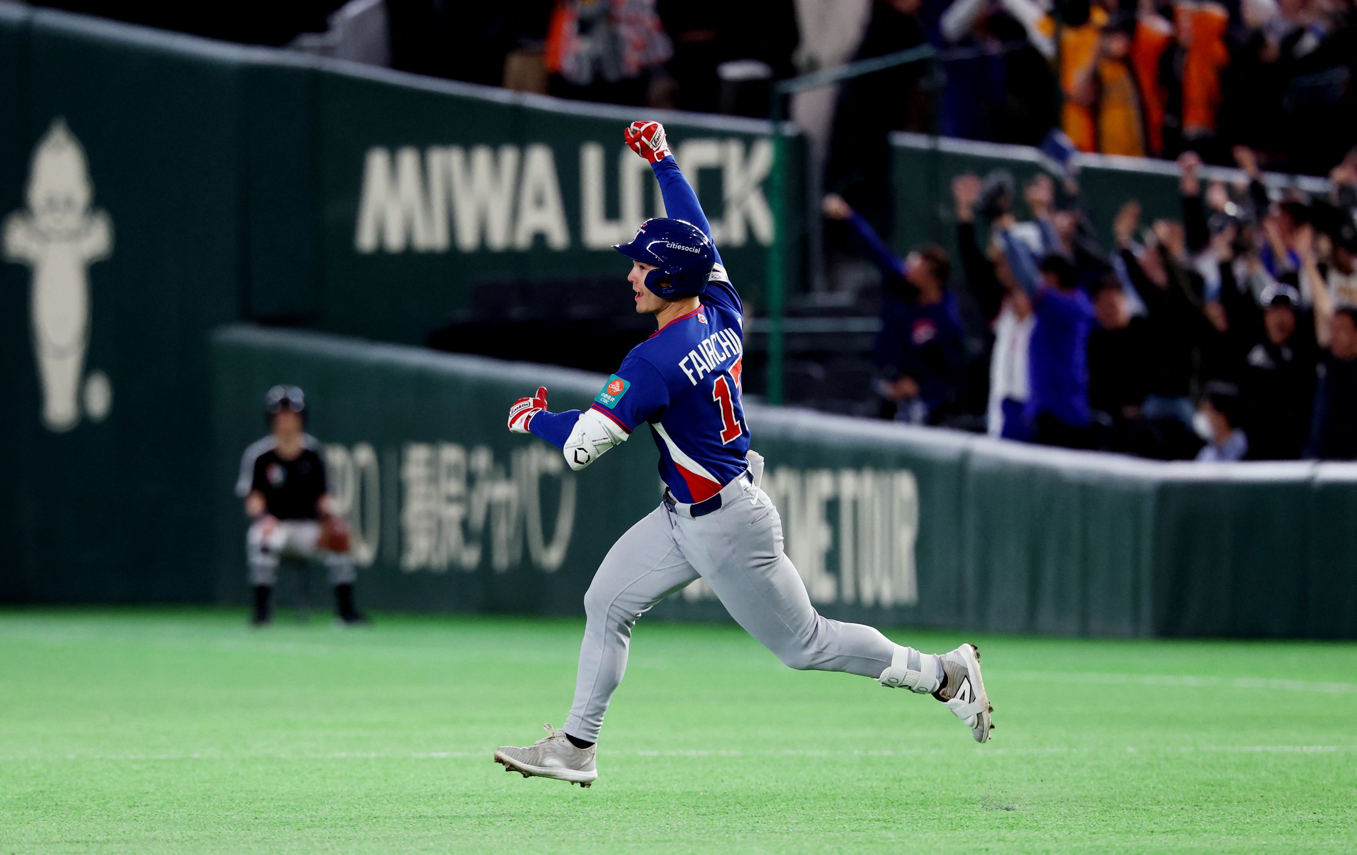 WBC》「費仔」震撼經典賽！費爾柴德實戰球衣競標破17萬　表態願再為台灣效力