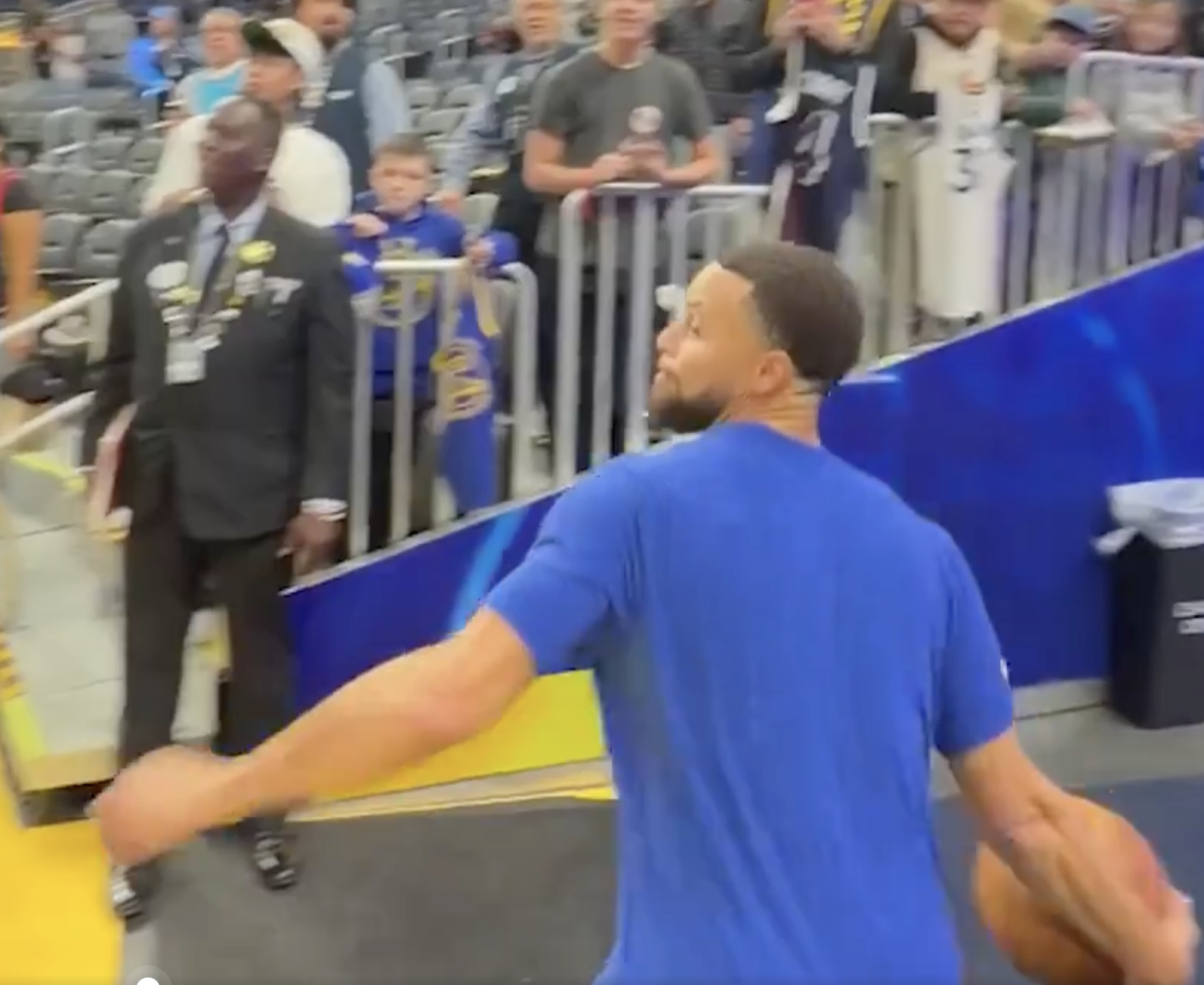 NBA》還沒開打就先轟動！柯瑞賽前通道超遠三分命中　影片瘋傳全網