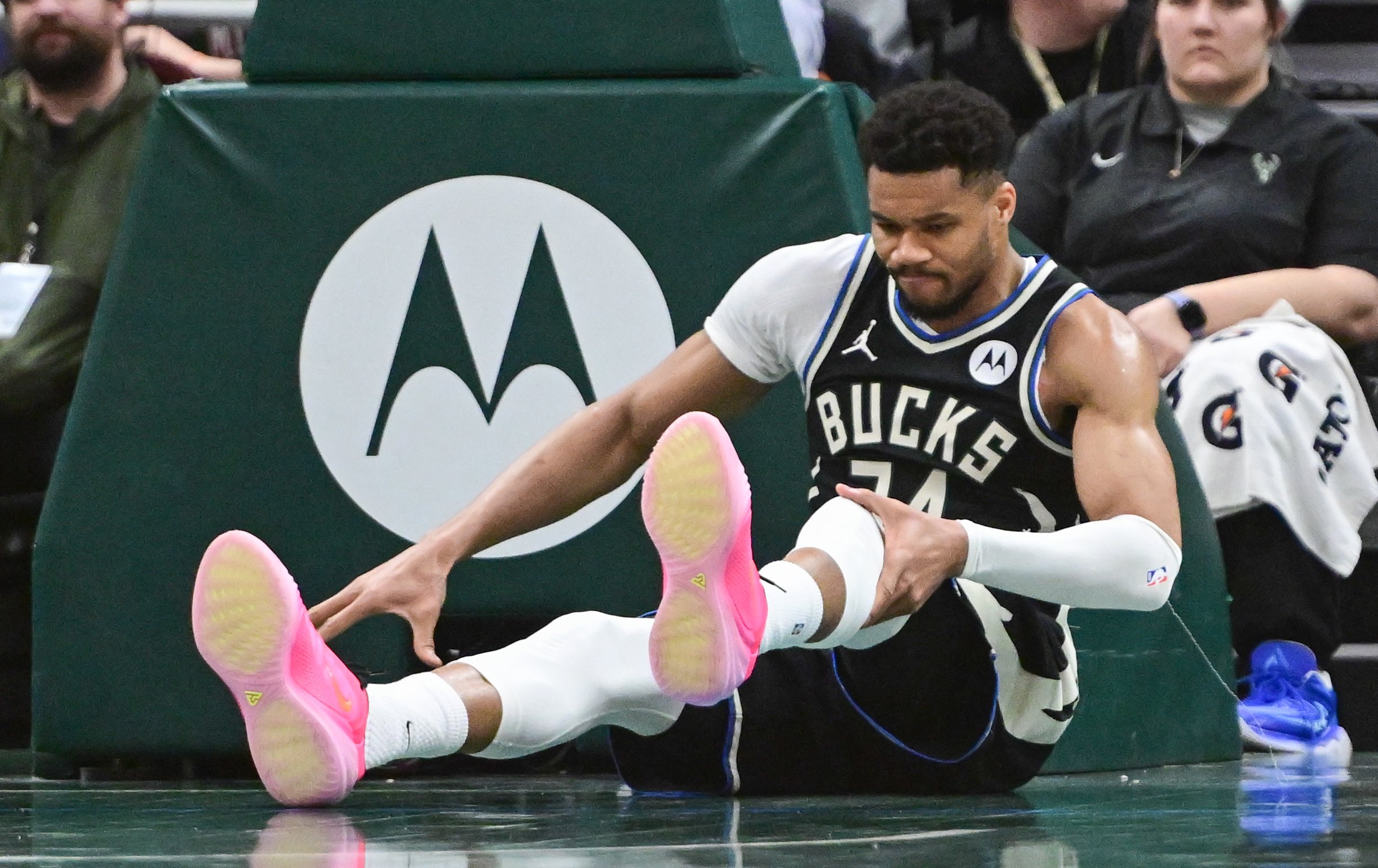 NBA》字母哥左膝過度伸展幸無結構損害 公鹿季後賽希望渺茫或選擇提前「關機」