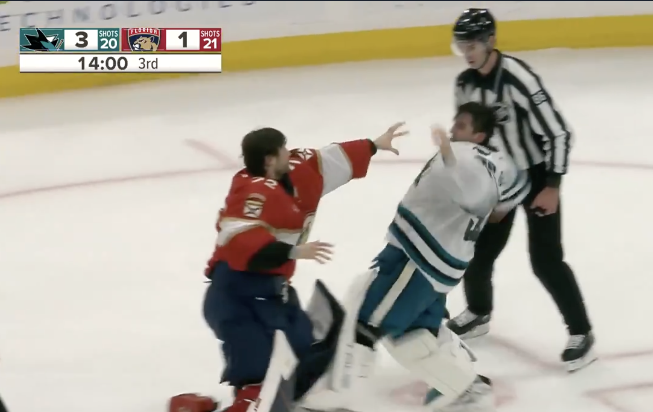 NHL》冰球賽場罕見大亂鬥！鯊魚對戰黑豹　雙方守門員跨越全場「拆面罩」互毆