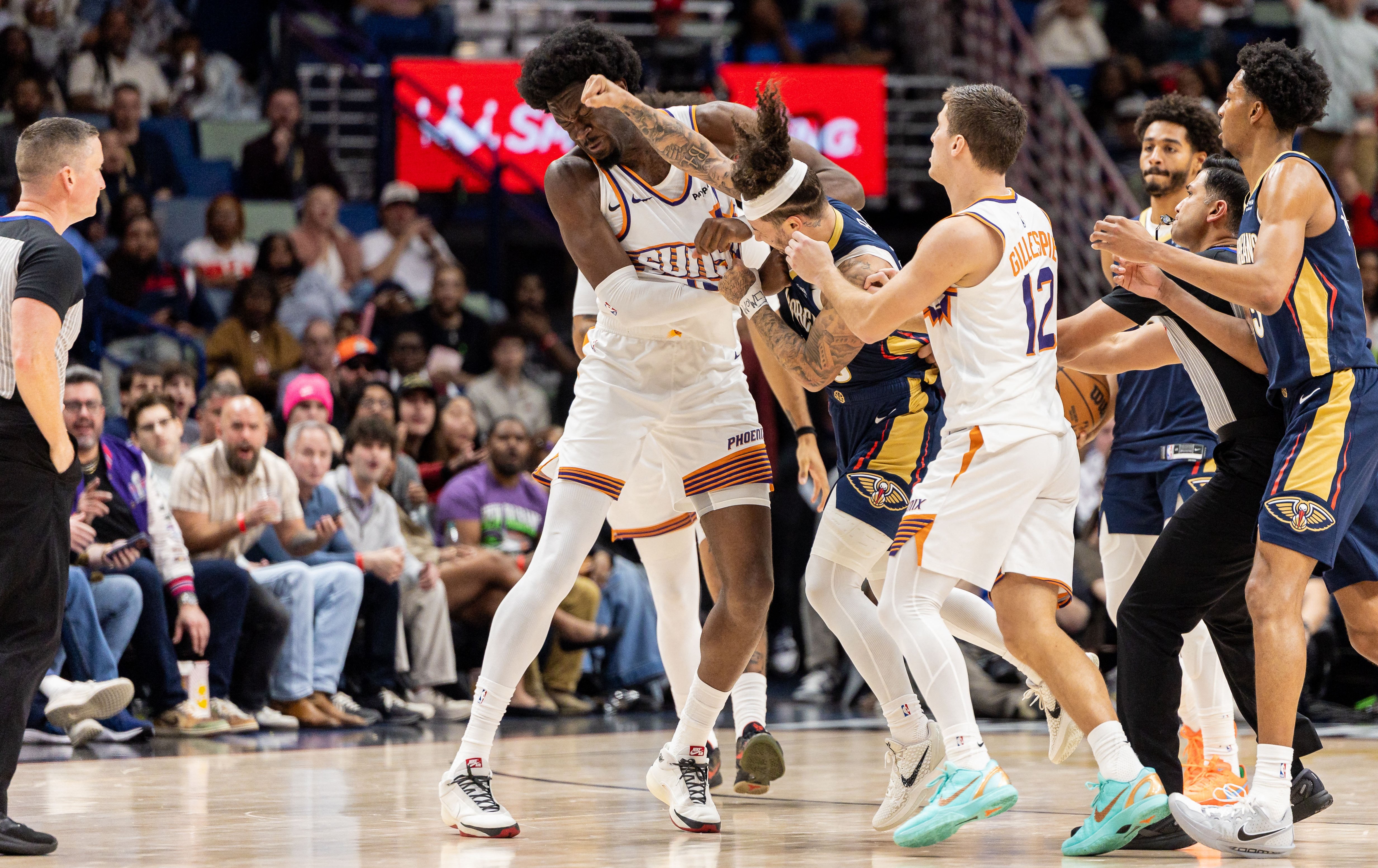 最萌身高差的「最猛拳頭」！183公分神偷怒槓216公分巨塔，網驚：這是在打姚明嗎？