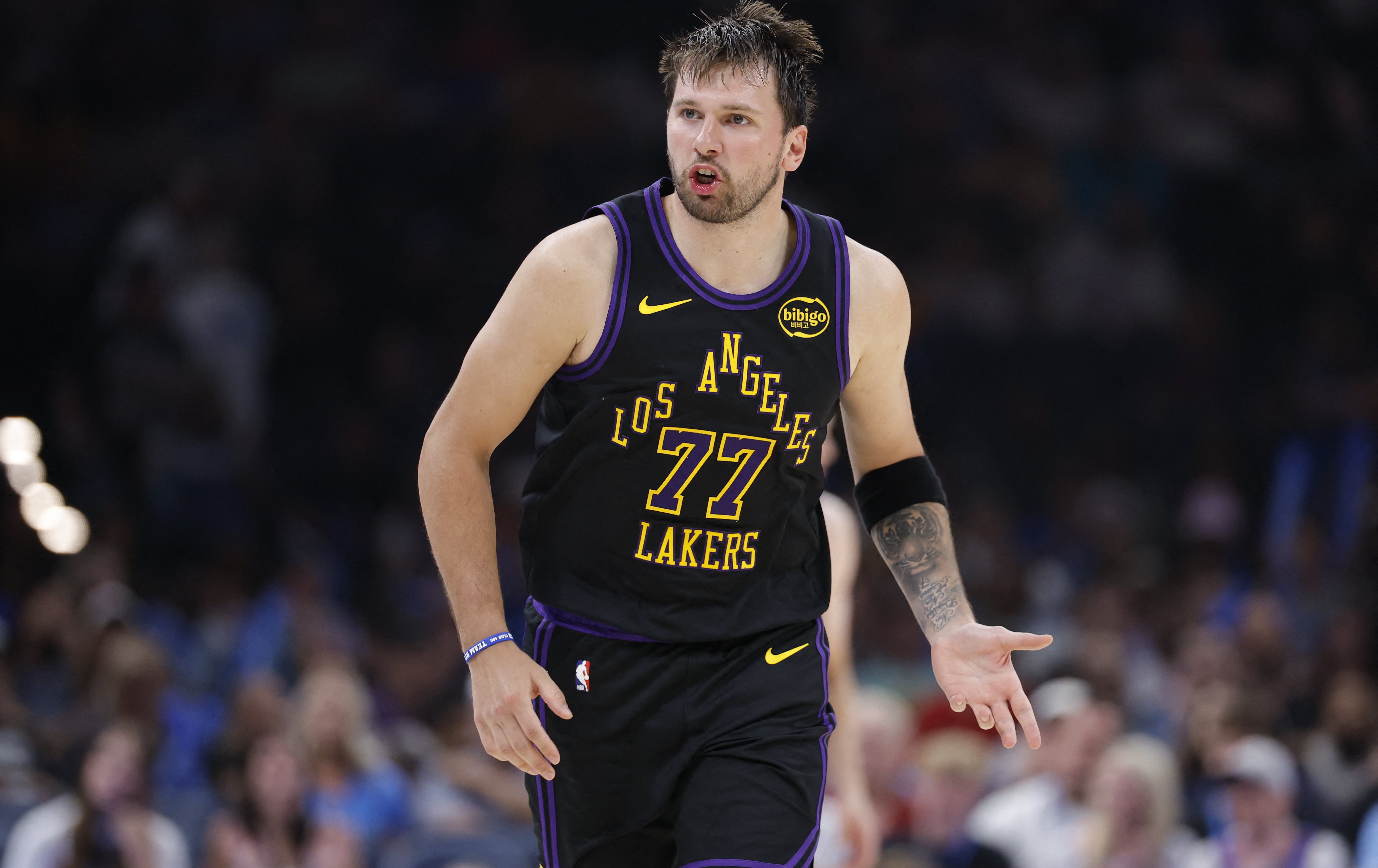 NBA》季後賽前夕重磅噩耗！湖人球星 Luka Doncic 腿筋受傷無限期缺陣