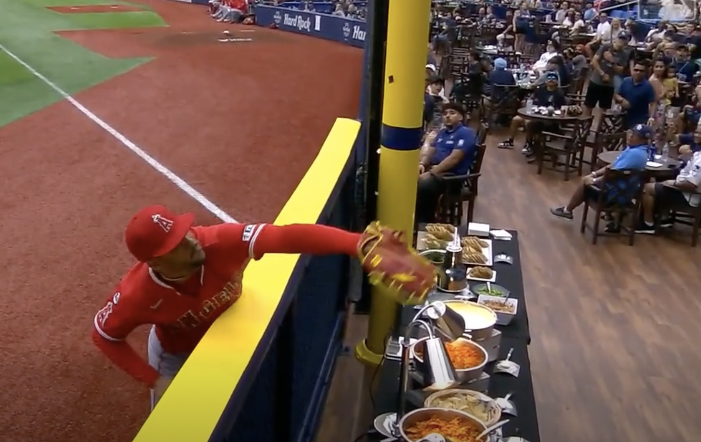 MLB》驚險！泰勒沃斯滿壘重擊直撲外野看台　球迷「美食保衛戰」成另類焦點