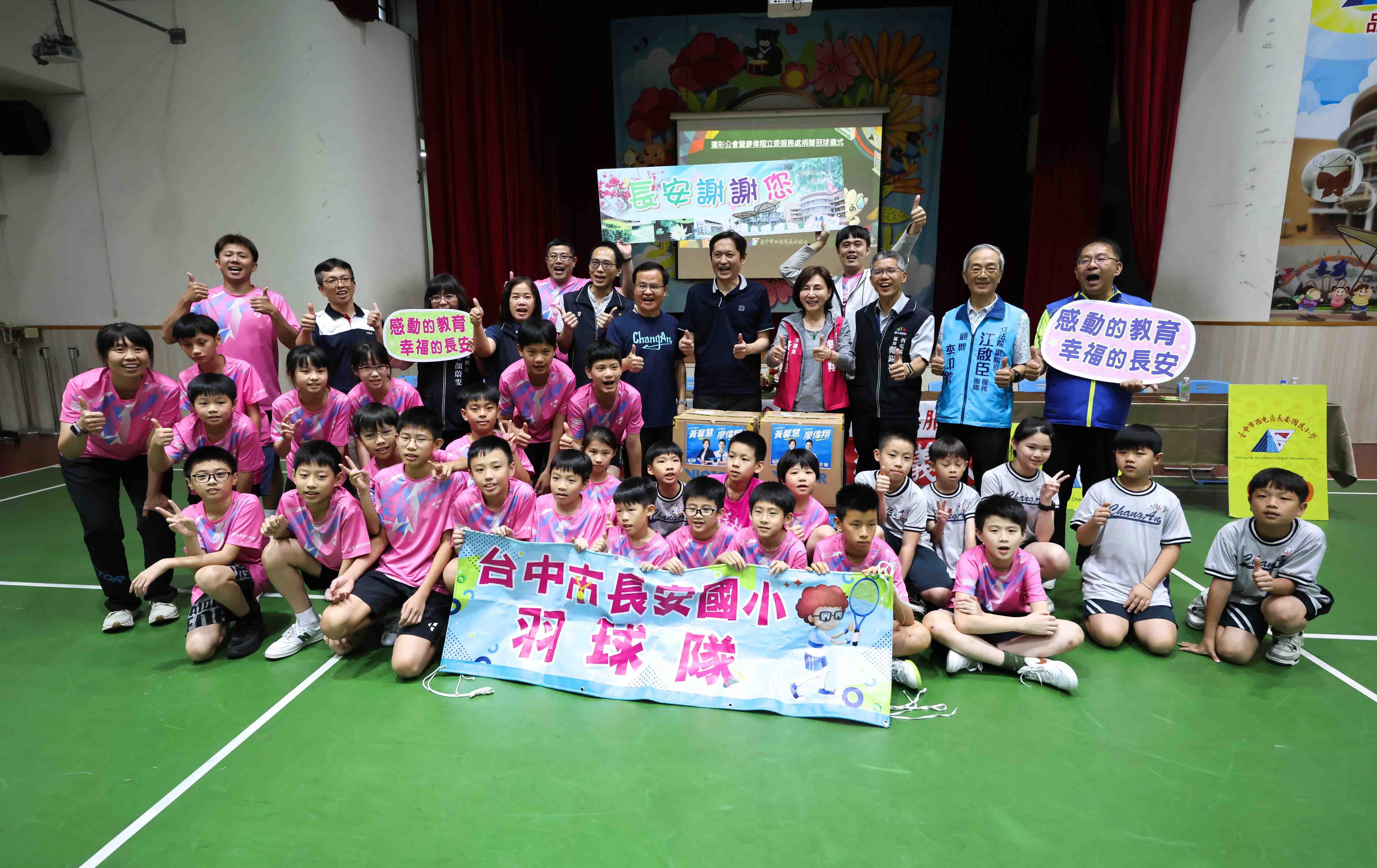 撿球換球、自掏腰包！長安國小羽球隊教練苦撐選手夢　獲贈1800顆新球讓孩子「開花」笑了