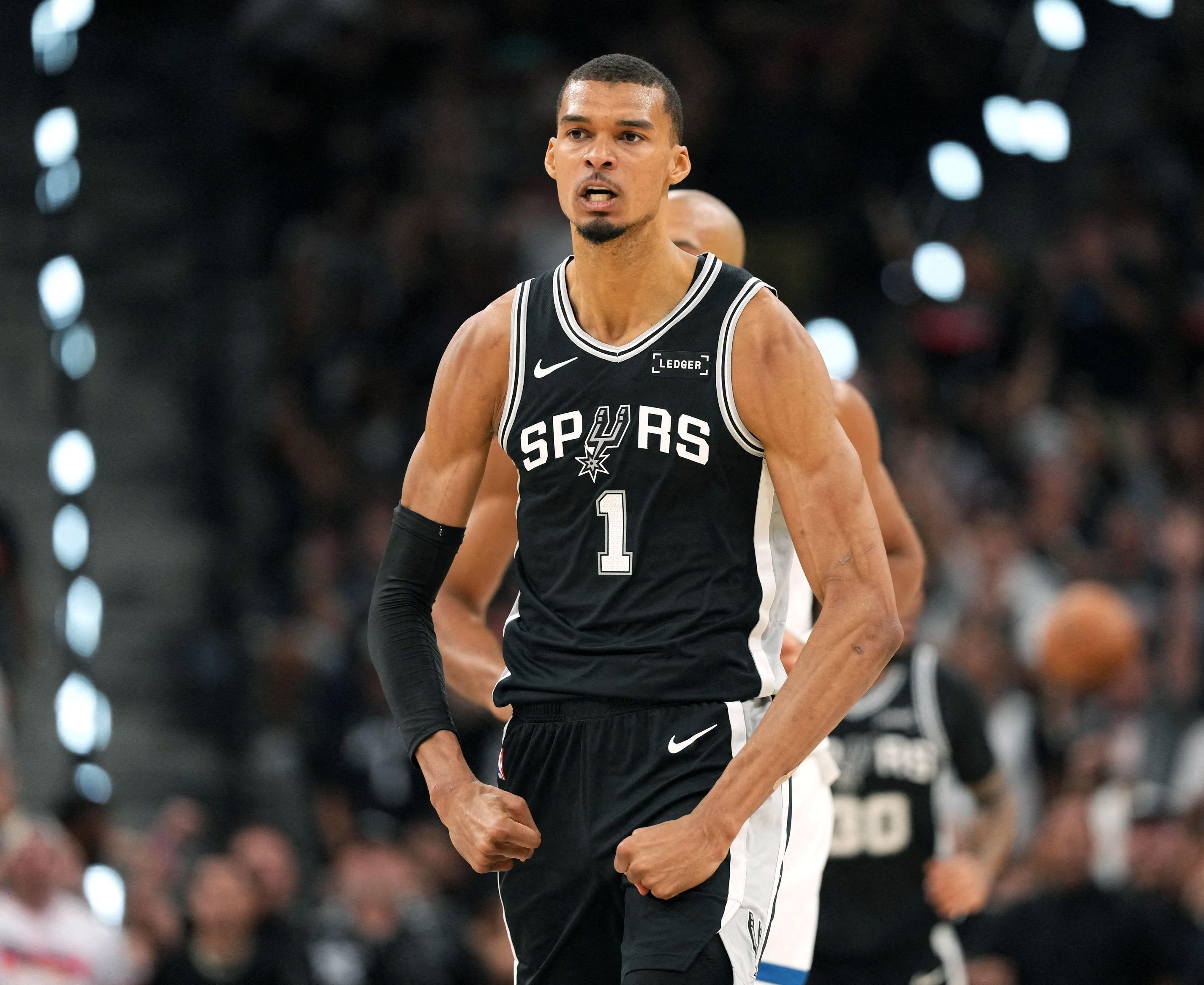NBA》溫班亞瑪狂飆22分斬斷雷霆衛冕夢！馬刺血戰7場驚險封王 睽違12年再闖總冠軍賽復刻經典對決