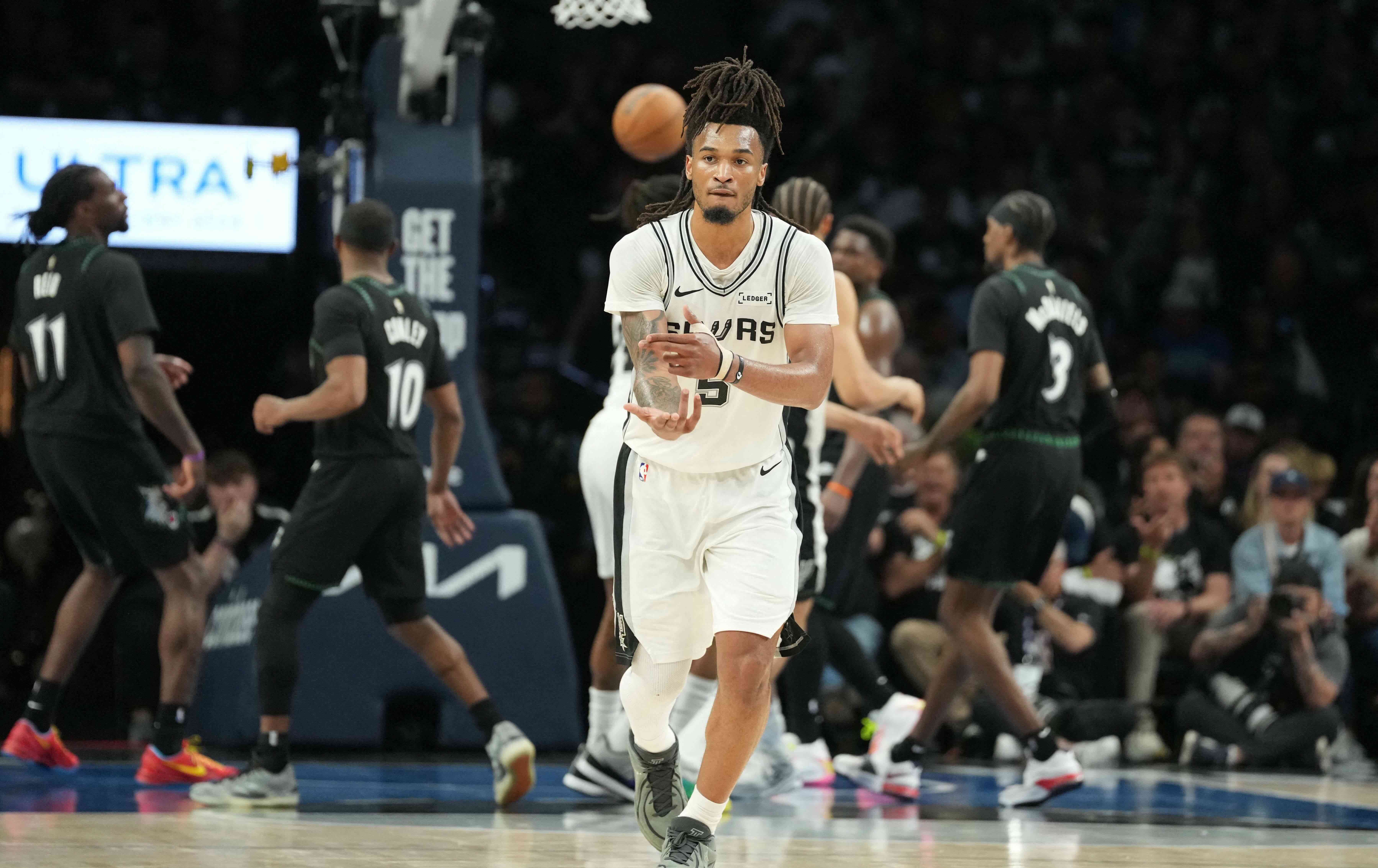 NBA》卡斯爾狂飆32分射穿灰狼！馬刺客場G6關門大勝30分 睽違9年重返西區決賽