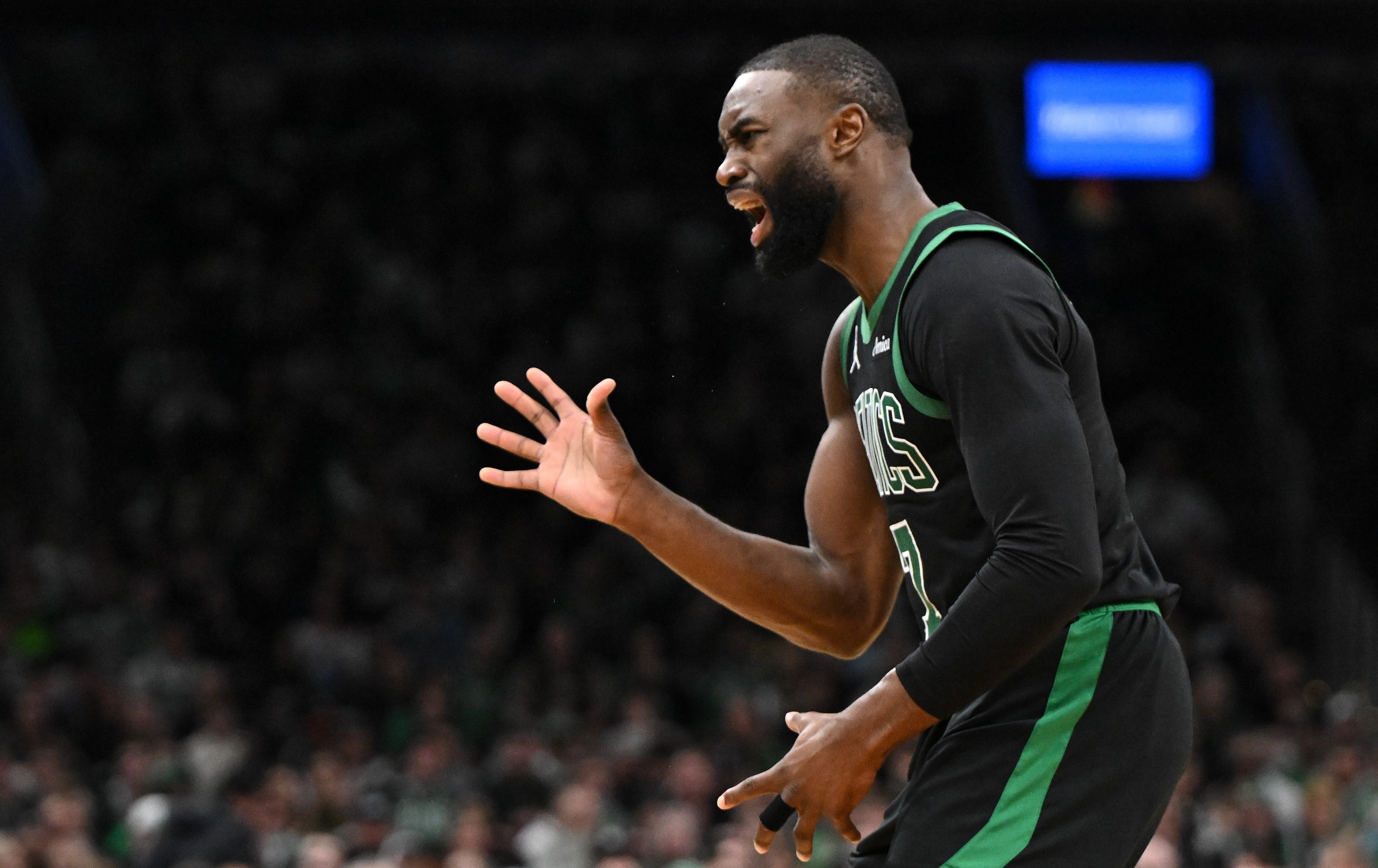 NBA》挑戰裁判權威代價不菲！塞爾提克球星 Jaylen Brown 遭聯盟重罰 3.5 萬美元