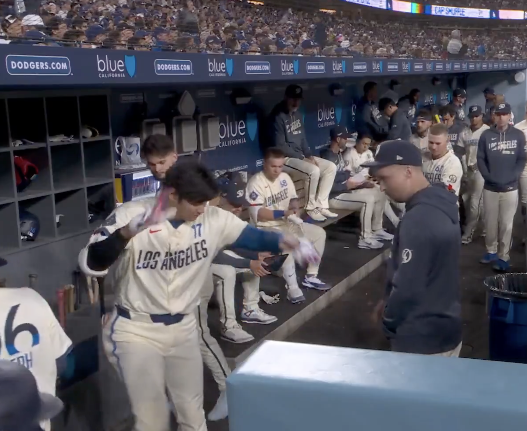 MLB》大谷翔平也有弱點！道奇休息區上演「人蟲大戰」 驚嚇神情遭熱傳