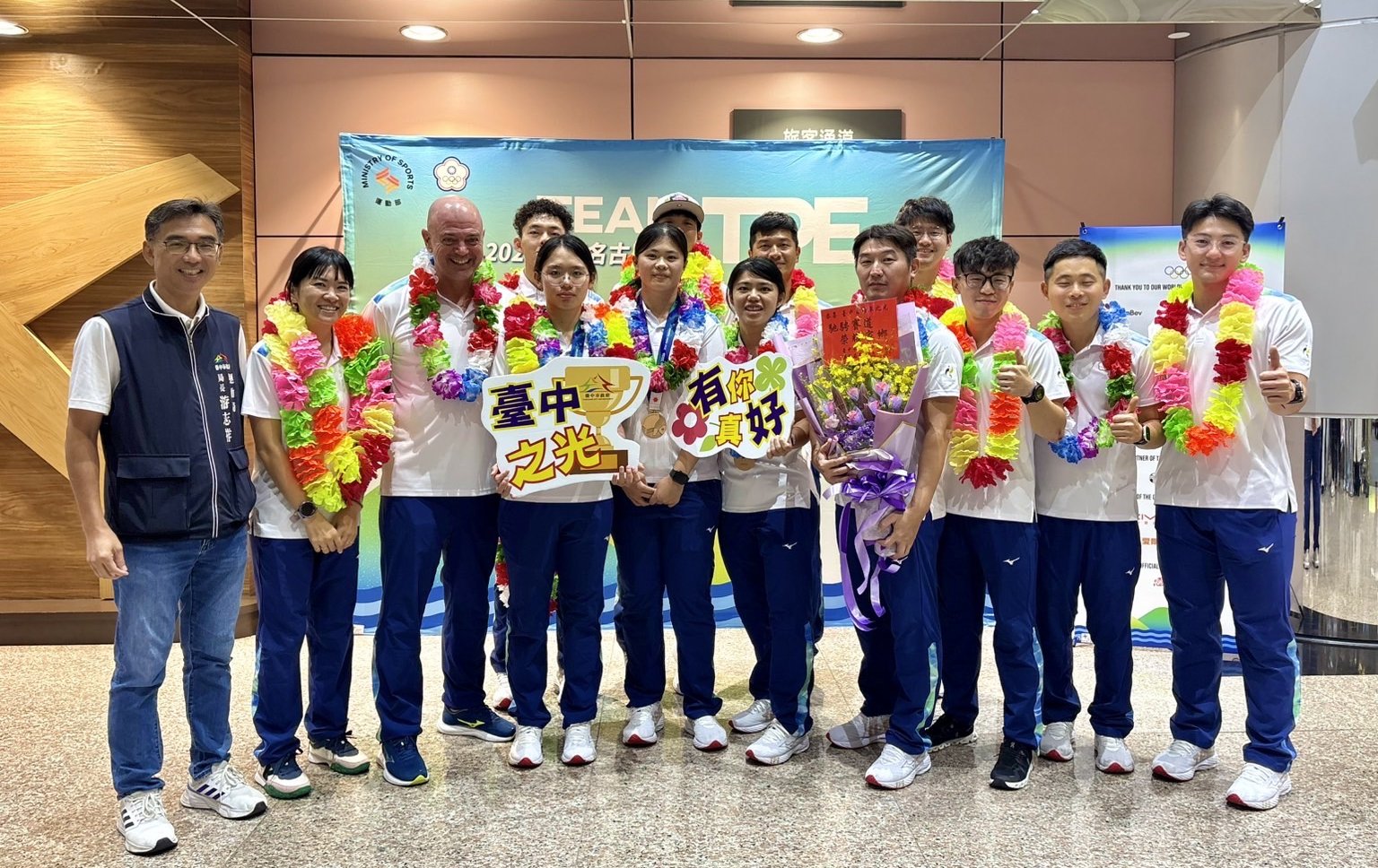 亞運臺中好手累計摘4銀5銅 運動局長接機迎自由車女團凱旋
