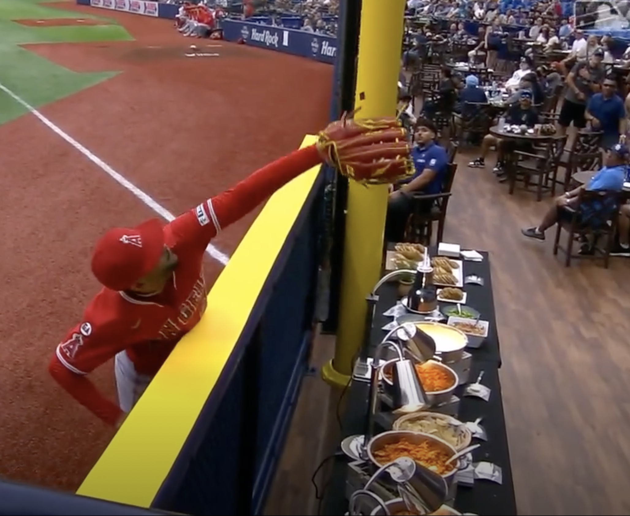 MLB》驚險！泰勒沃斯滿壘重擊直撲外野看台　球迷「美食保衛戰」成另類焦點