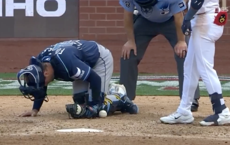 MLB》這是捕手最想罷工的一秒！雙城隊 Jeffers 慘遭『拆蛋』攻擊   網瘋傳：這就是職業傷害