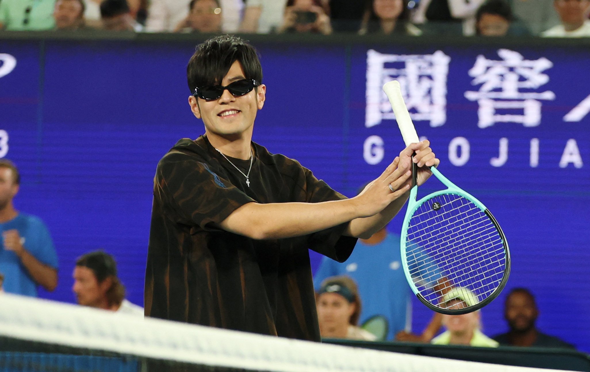 澳網》華語天王圓夢澳網！周杰倫出戰「一分大滿貫」遭Ａ司球淘汰 國籍標示意外掀議