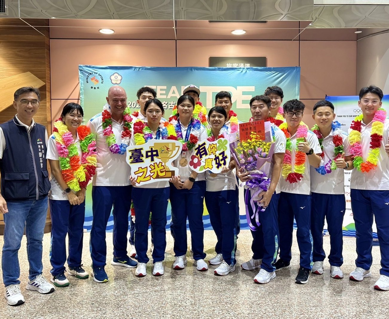 亞運臺中好手累計摘4銀5銅 運動局長接機迎自由車女團凱旋