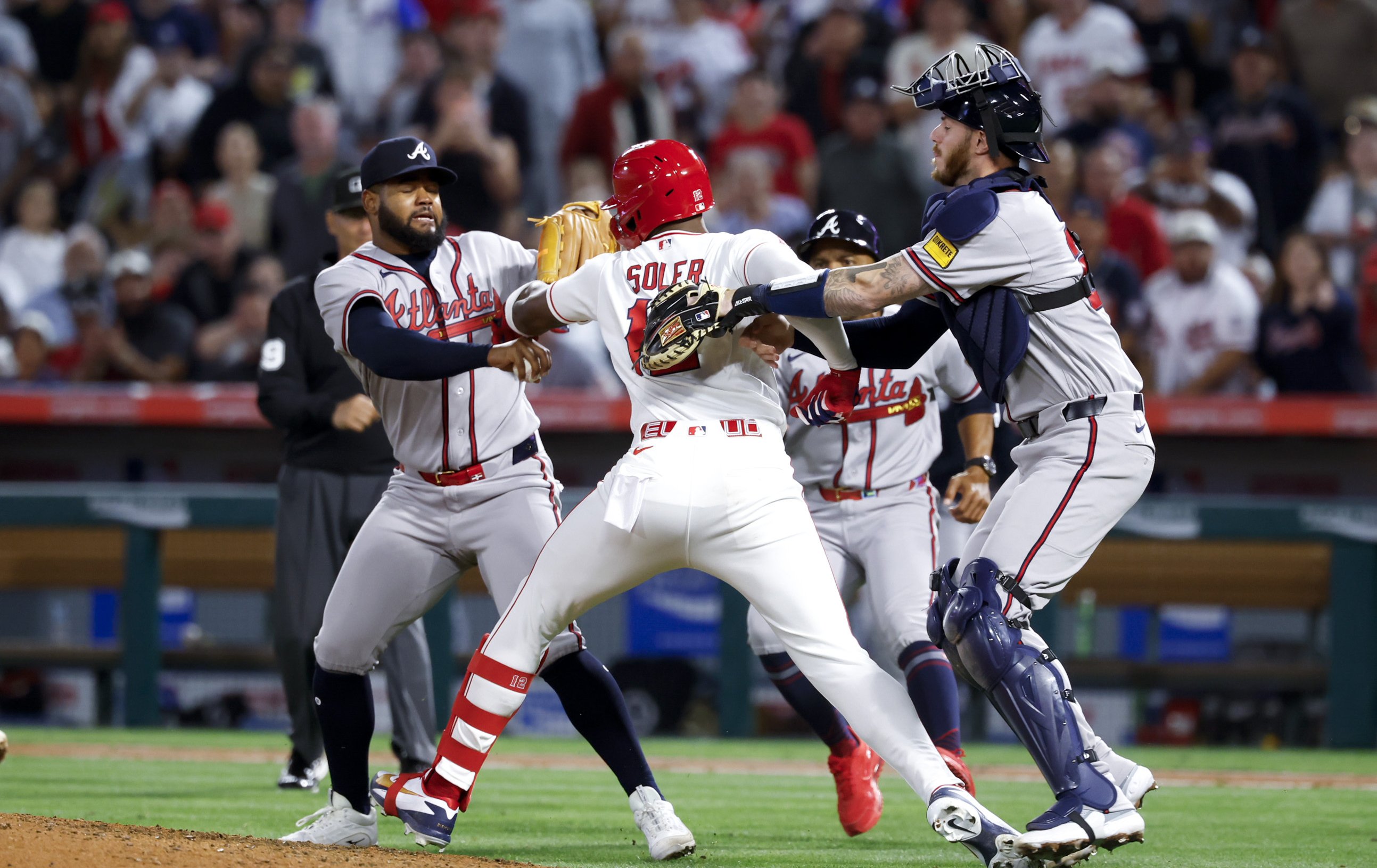 MLB》大聯盟開季首宗「全武行」！索萊爾與羅培茲揮拳互毆 兩隊清空板凳