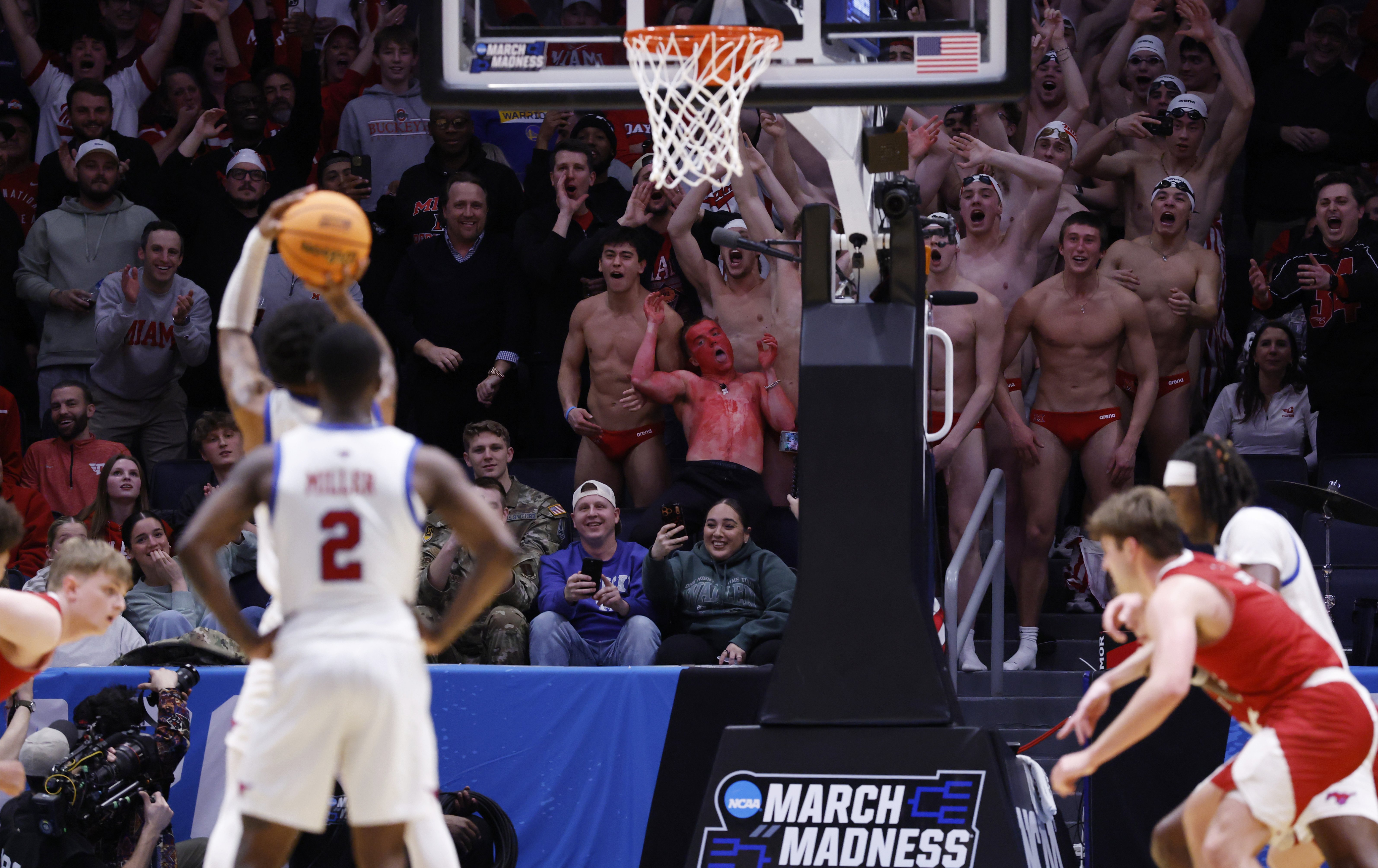 最狂「肉體干擾」！邁阿密大學泳裝猛男突襲看台 敵隊罰球嚇到手軟