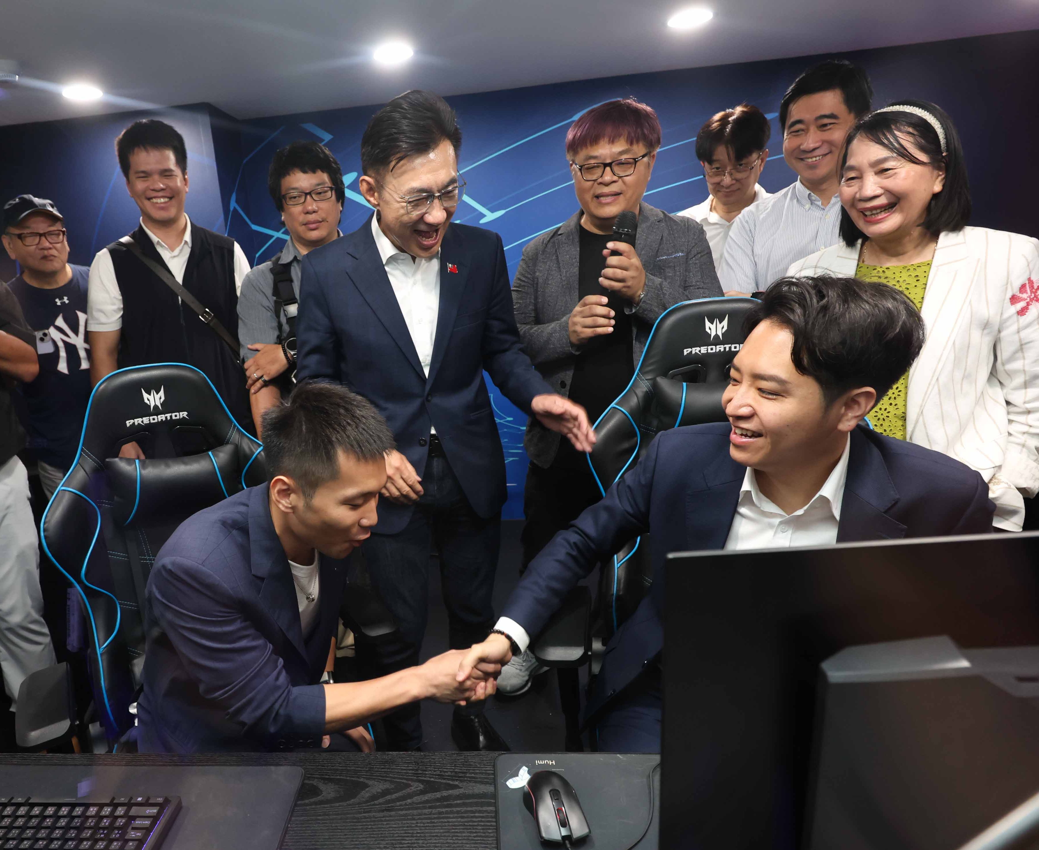 預算保衛戰！電競單挑3分鐘KO羅廷瑋 李洋展金牌手速江啟臣笑翻