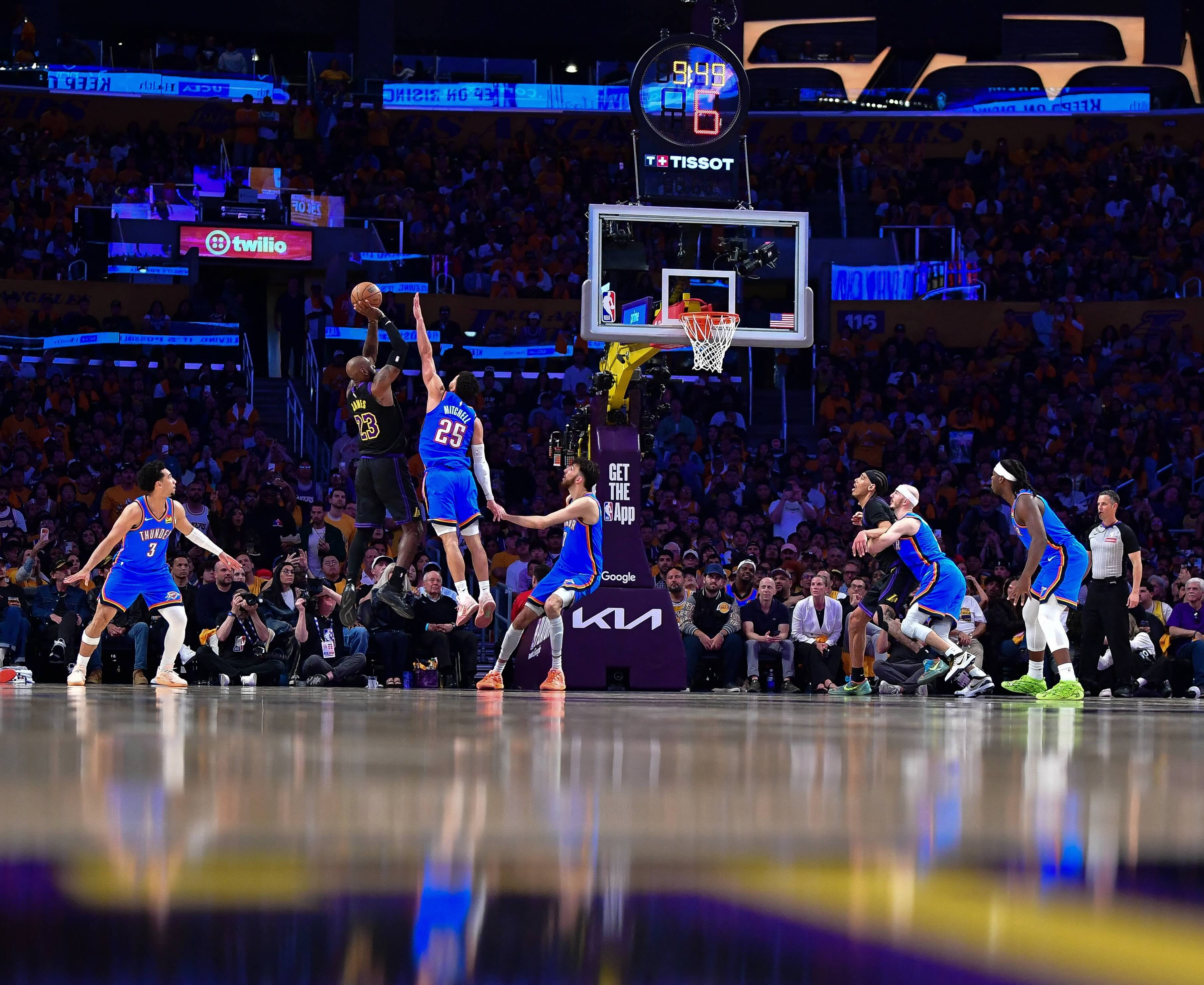 NBA》季後賽震撼彈：湖人慘遭橫掃爆內鬨傳言，騎士哈登「大復活」助隊聽牌東決
