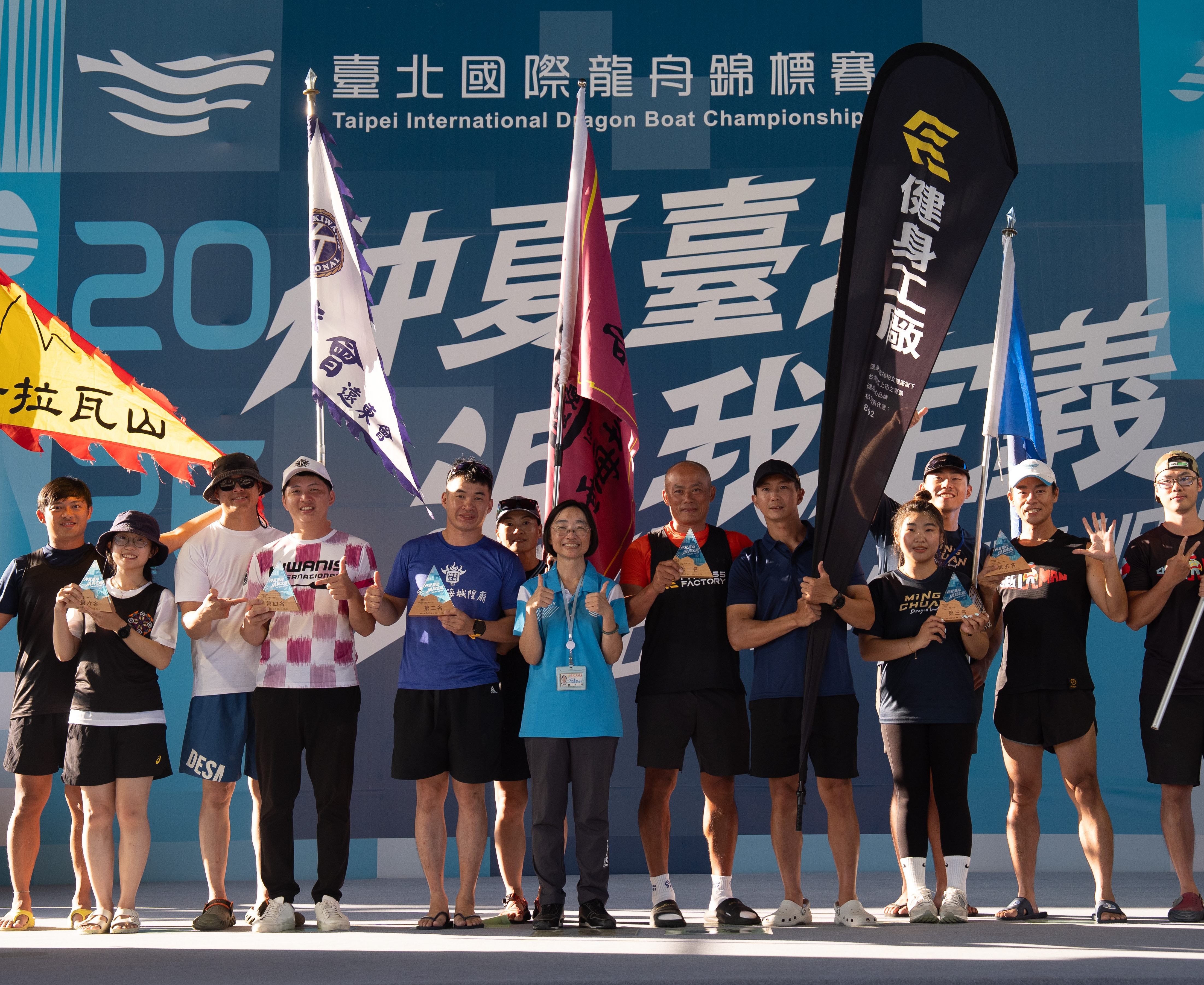 台北》223隊競渡大佳河濱 2026臺北國際龍舟賽「健身工廠」連霸奪冠
