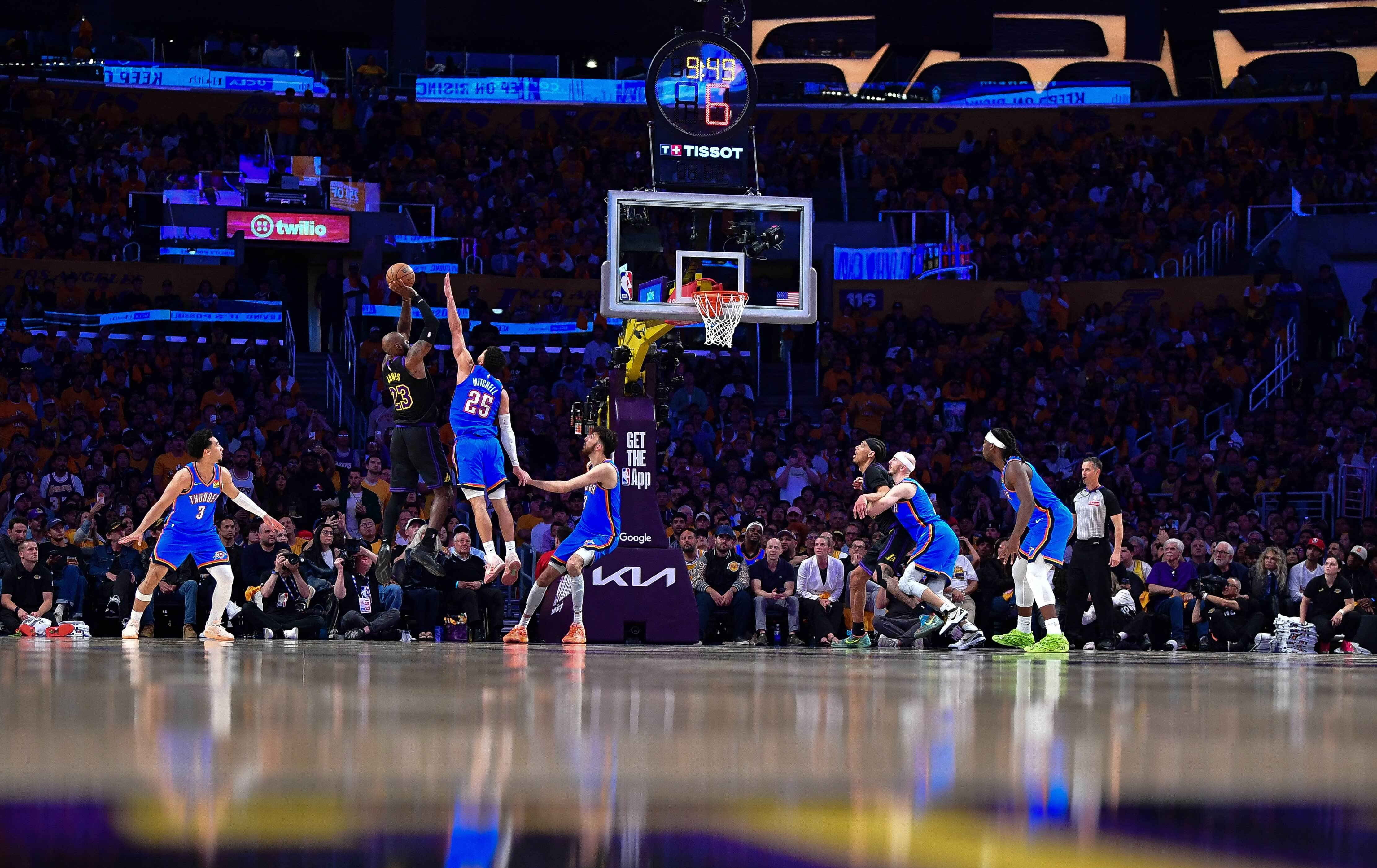 NBA》季後賽震撼彈：湖人慘遭橫掃爆內鬨傳言，騎士哈登「大復活」助隊聽牌東決