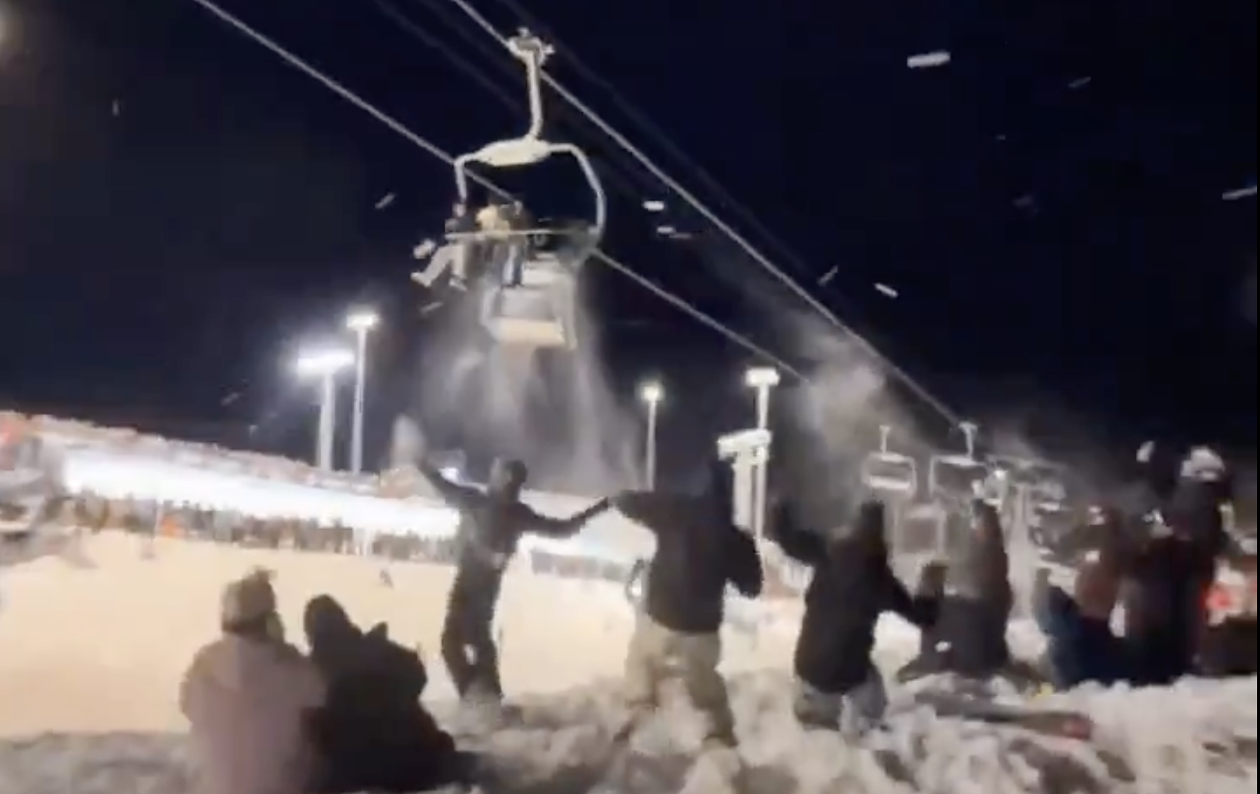 瑞士滑雪場另類救援？三友受困故障纜車　竟遭下方遊客「雪球大雨」瘋狂轟炸