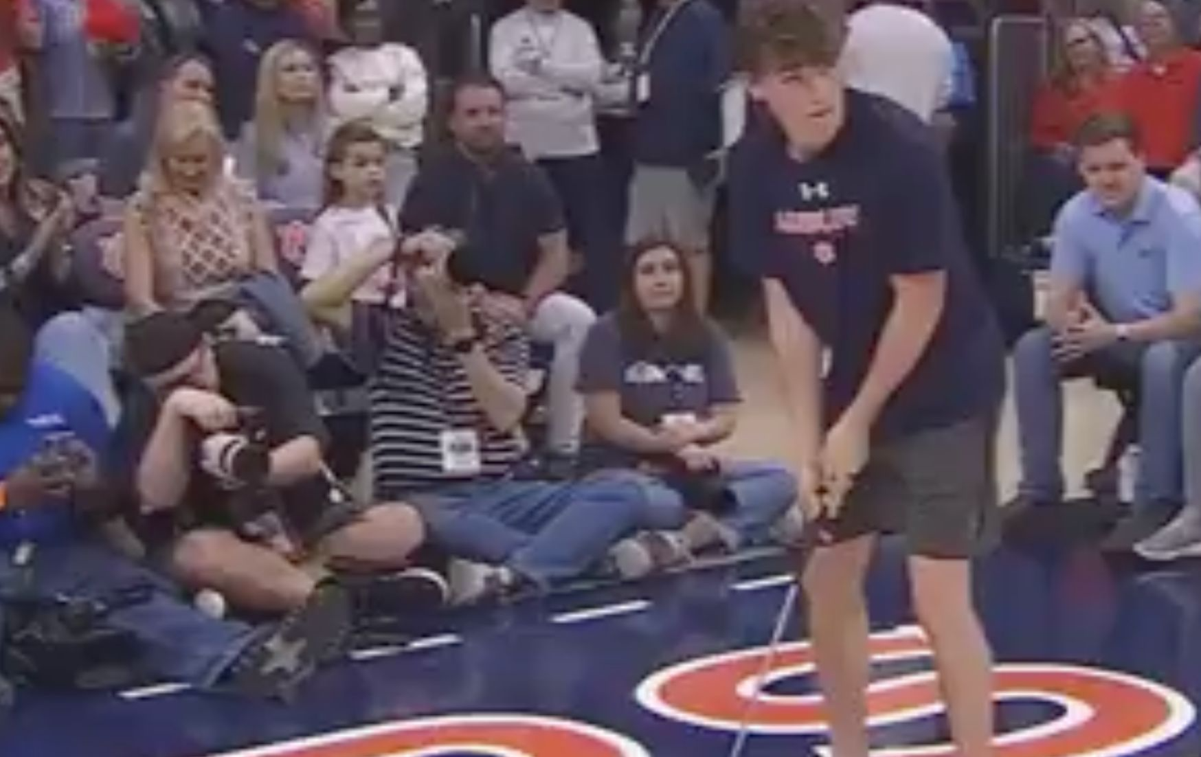 神乎其技！奧本大學學生挑戰「90英呎傳奇推桿」一擊入洞，抱走全新轎車贏得全場瘋狂