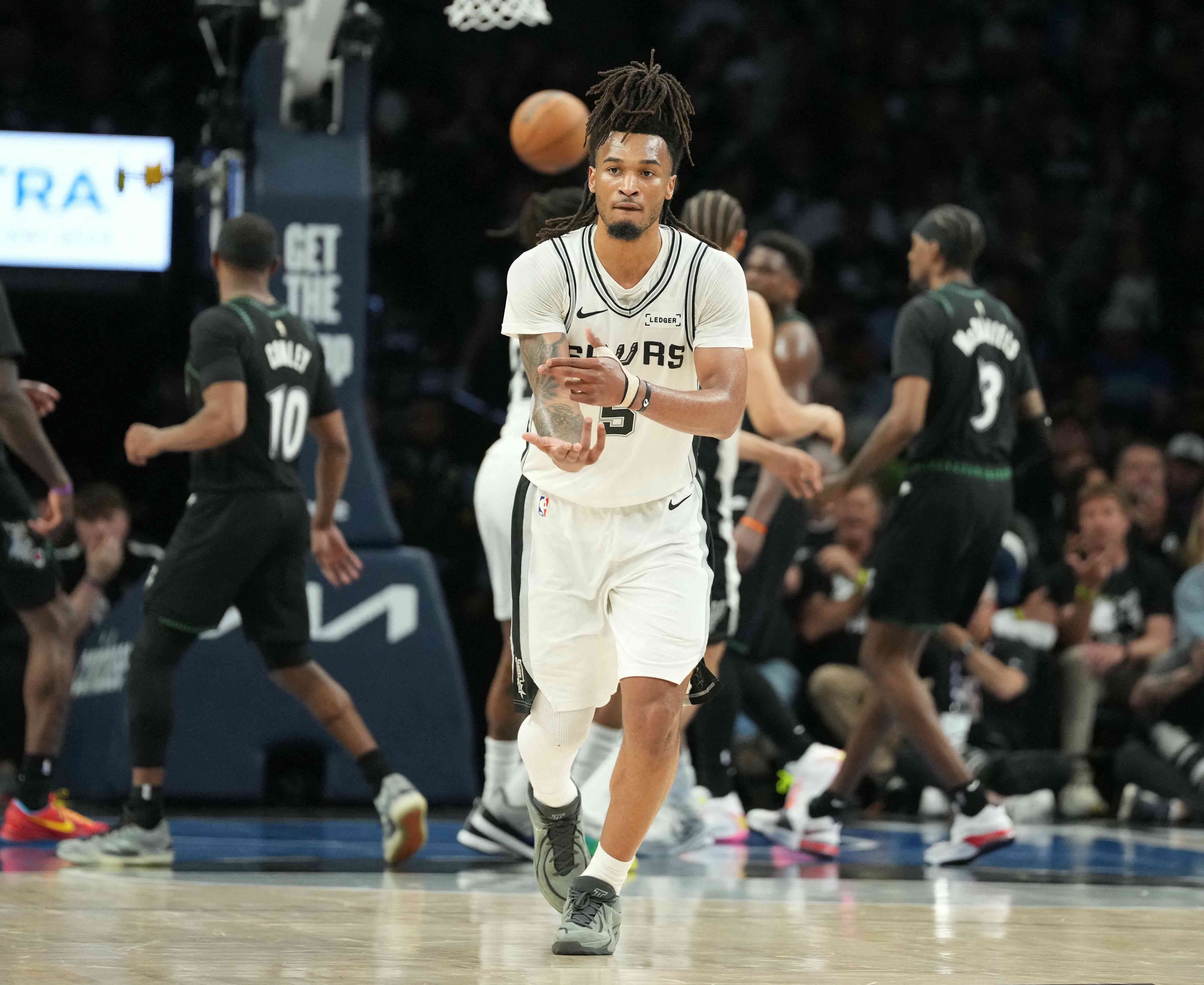 NBA》卡斯爾狂飆32分射穿灰狼！馬刺客場G6關門大勝30分 睽違9年重返西區決賽