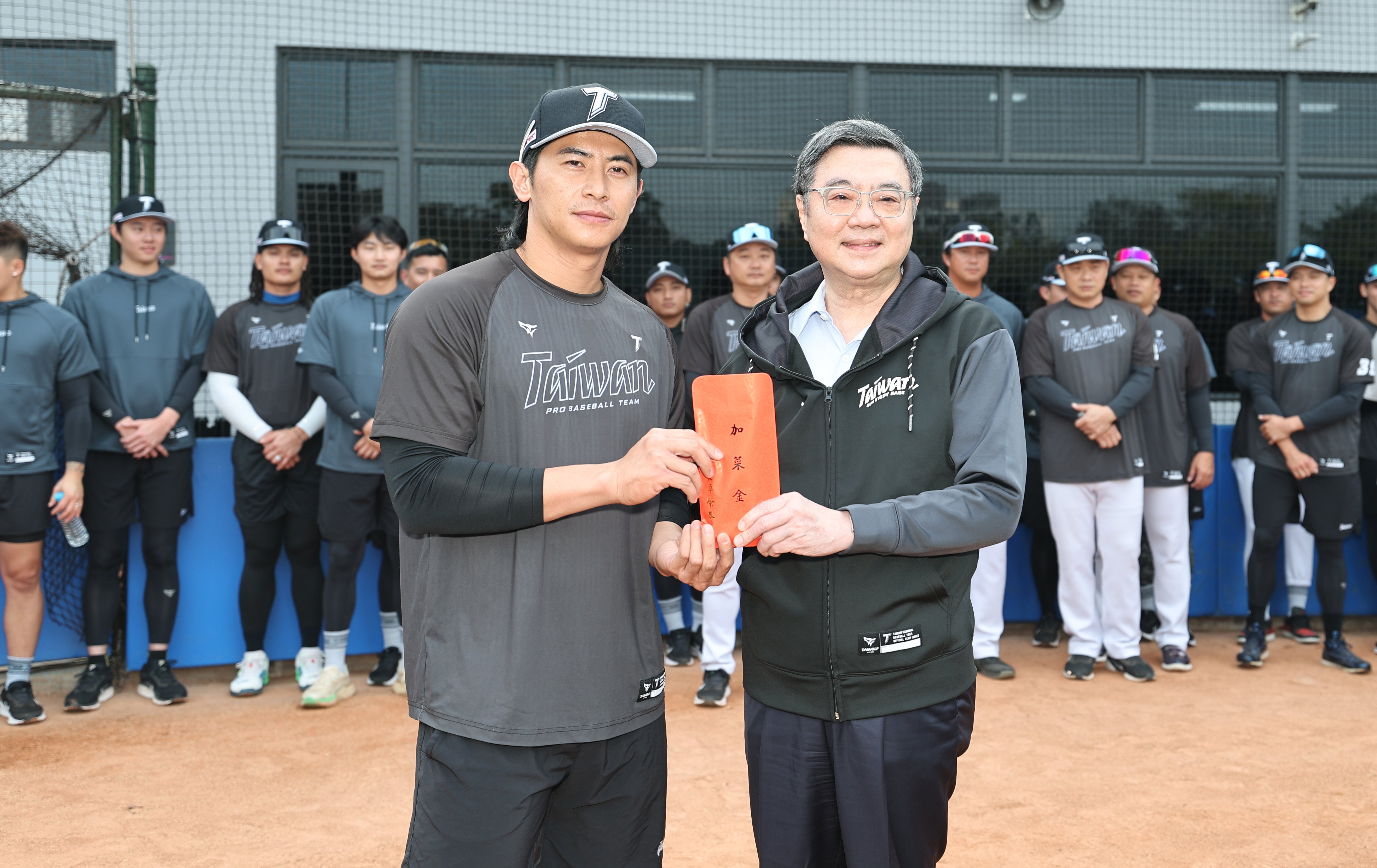 經典賽》行政院長卓榮泰親赴國訓中心探班！致贈20萬加菜金期勉中華隊再續「12強榮光」