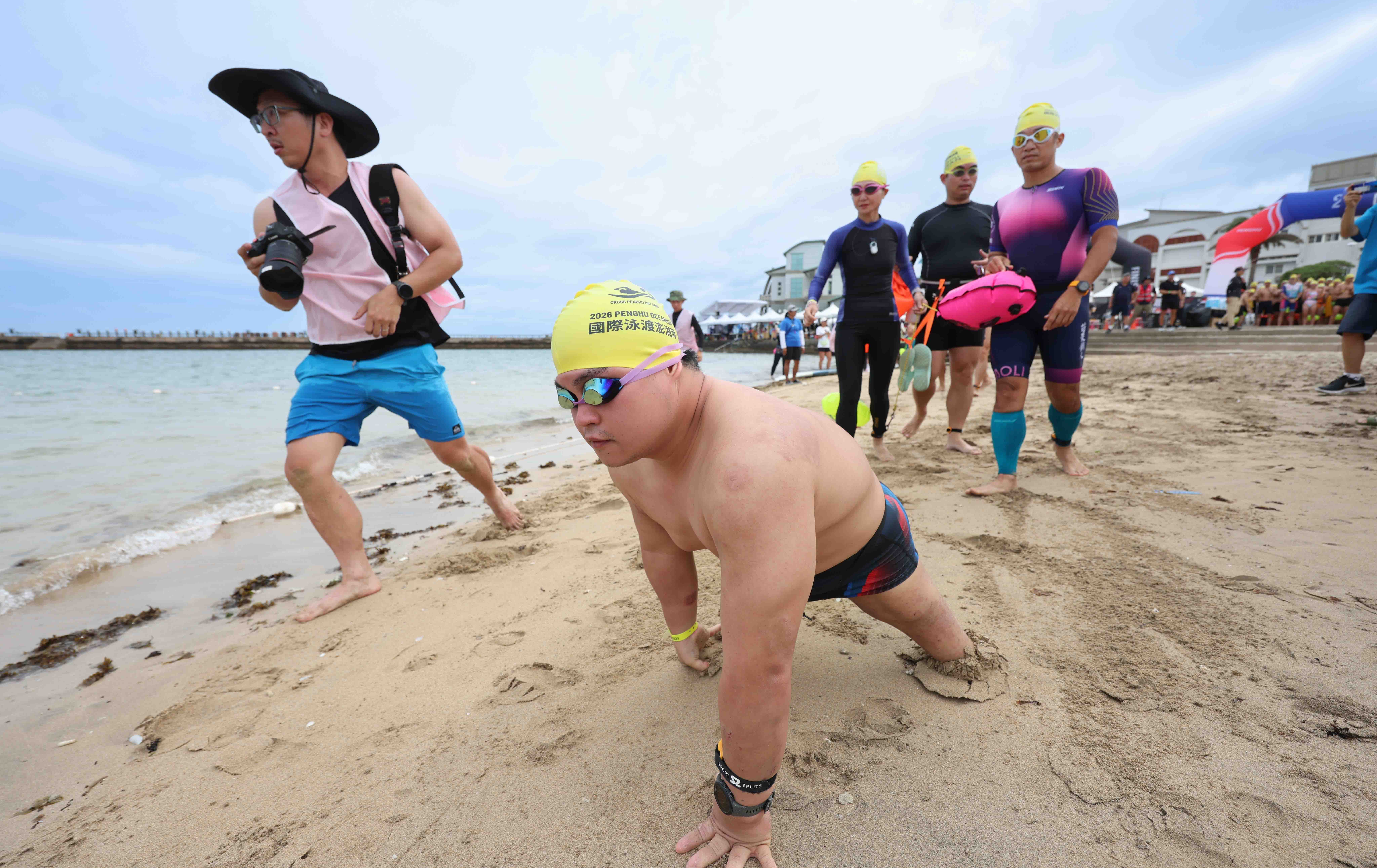 澎湖》OCEANMAN國際泳渡澎湖灣次日登場 身障選手無畏完賽展現運動員精神