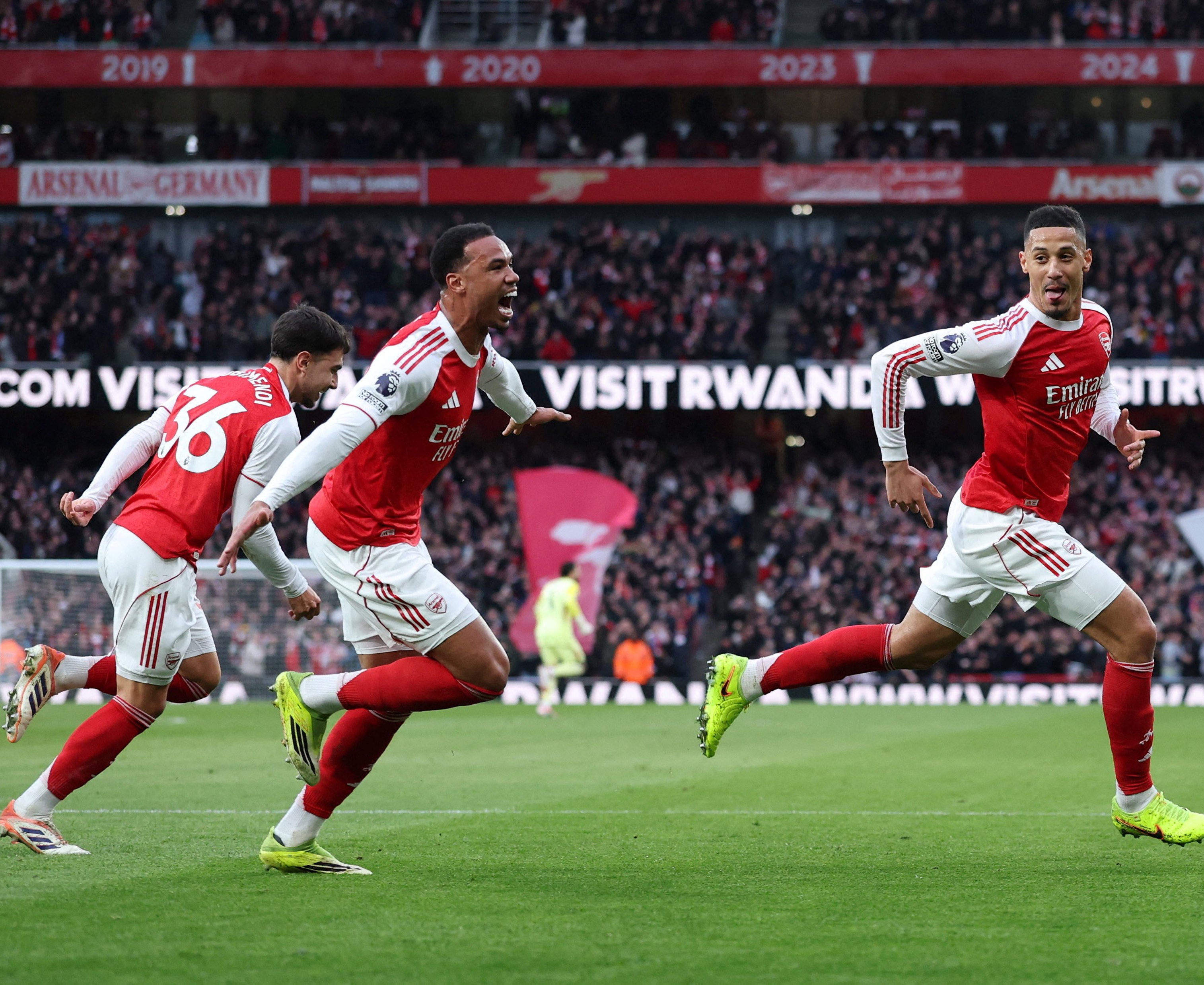 歐足》槍手力退藍軍穩坐英超龍頭 曼聯驚奇大逆轉重返前三