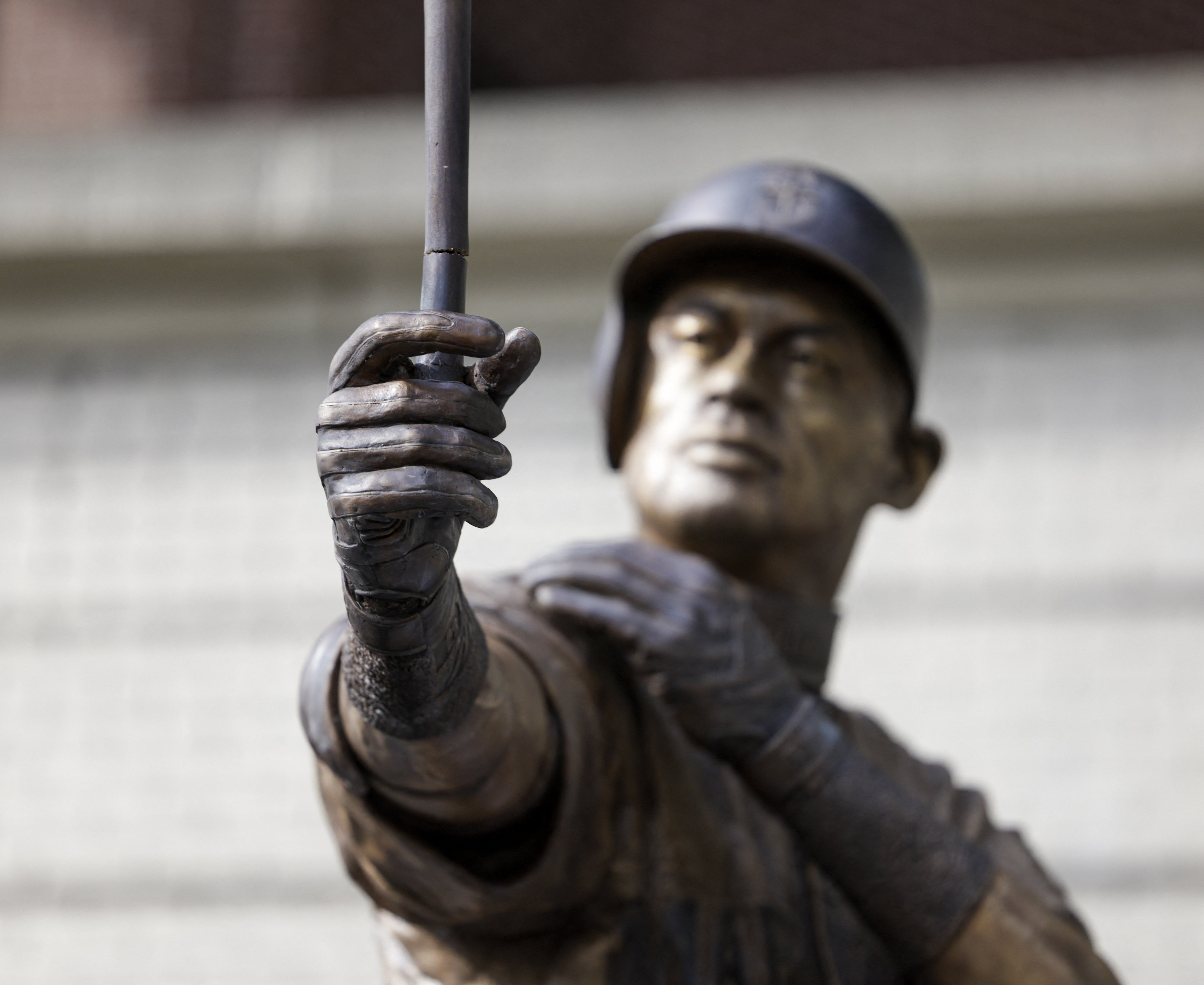 MLB》尷尬了！鈴木一朗雕像揭幕出包 經典「球棒」竟當眾斷裂