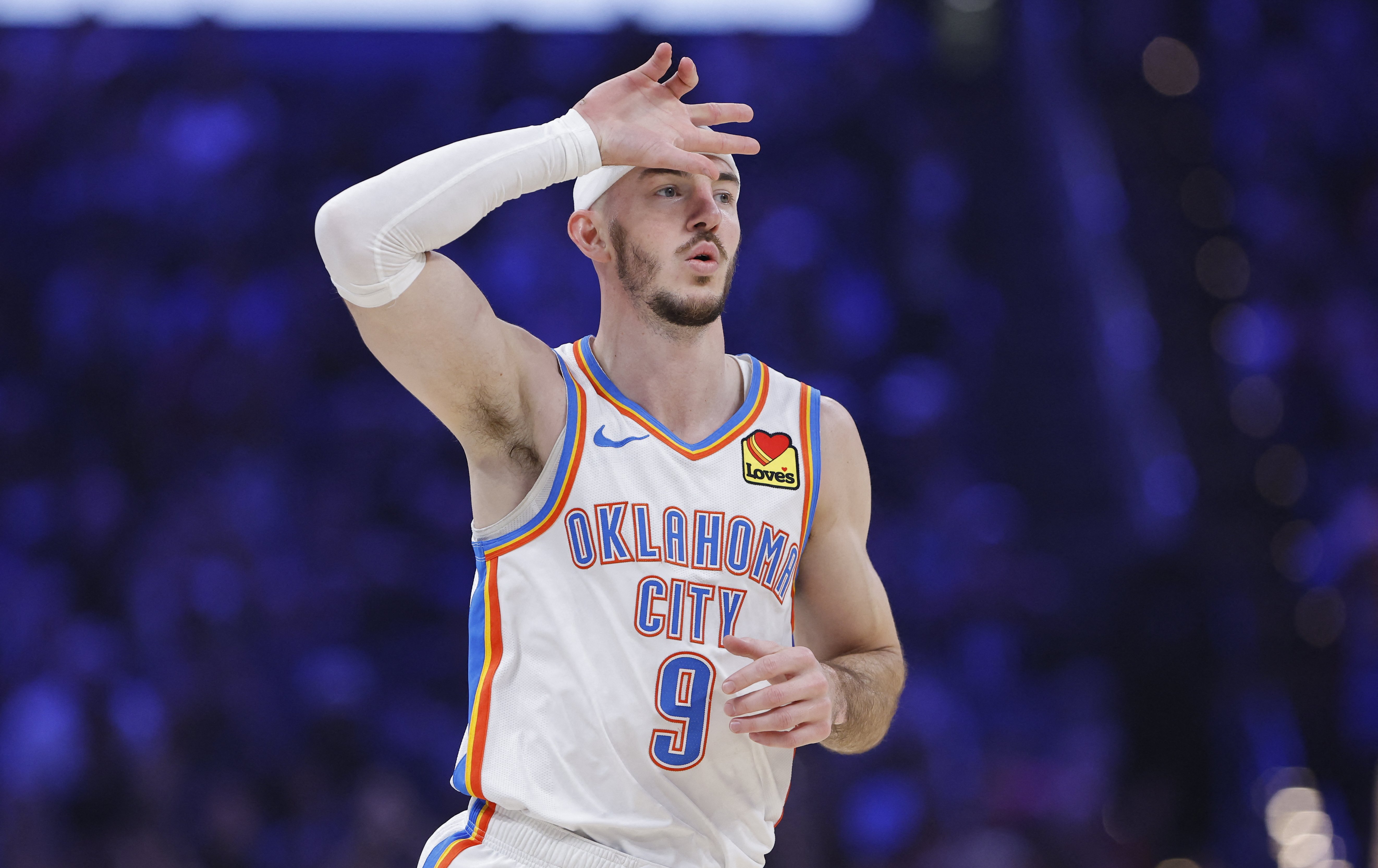 NBA》活生生的「黃金右腳」？卡魯索掉鞋救球誤觸紅線 遭裁判吹判技術犯規