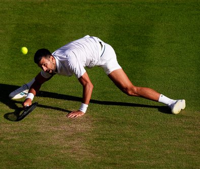 喬科維奇克服首局落敗，成功挺進溫布頓四強，摔倒不減王者風範！